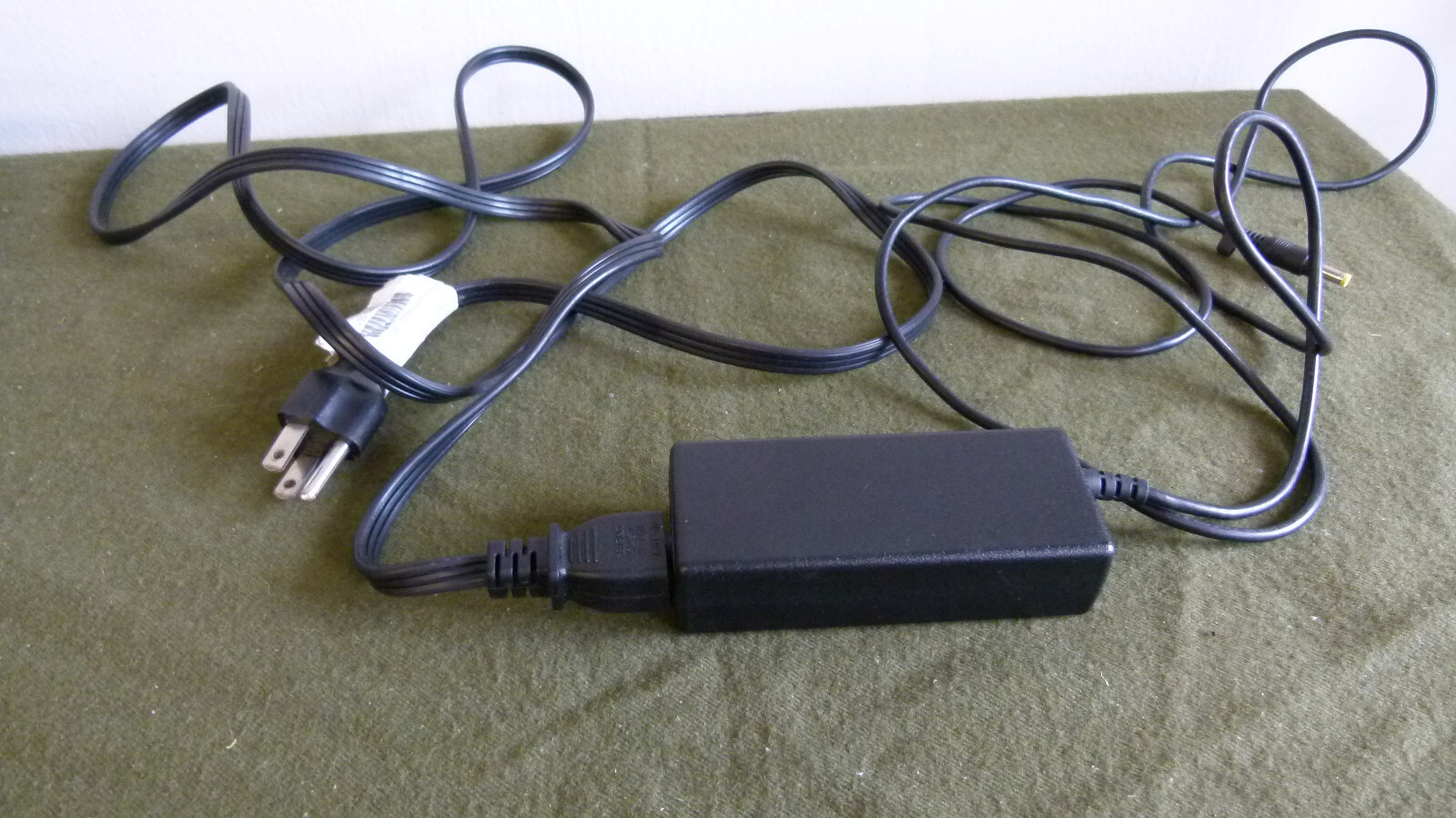 HP 380467-003 Laptop AC/DC Adapter DC359A Power Supply