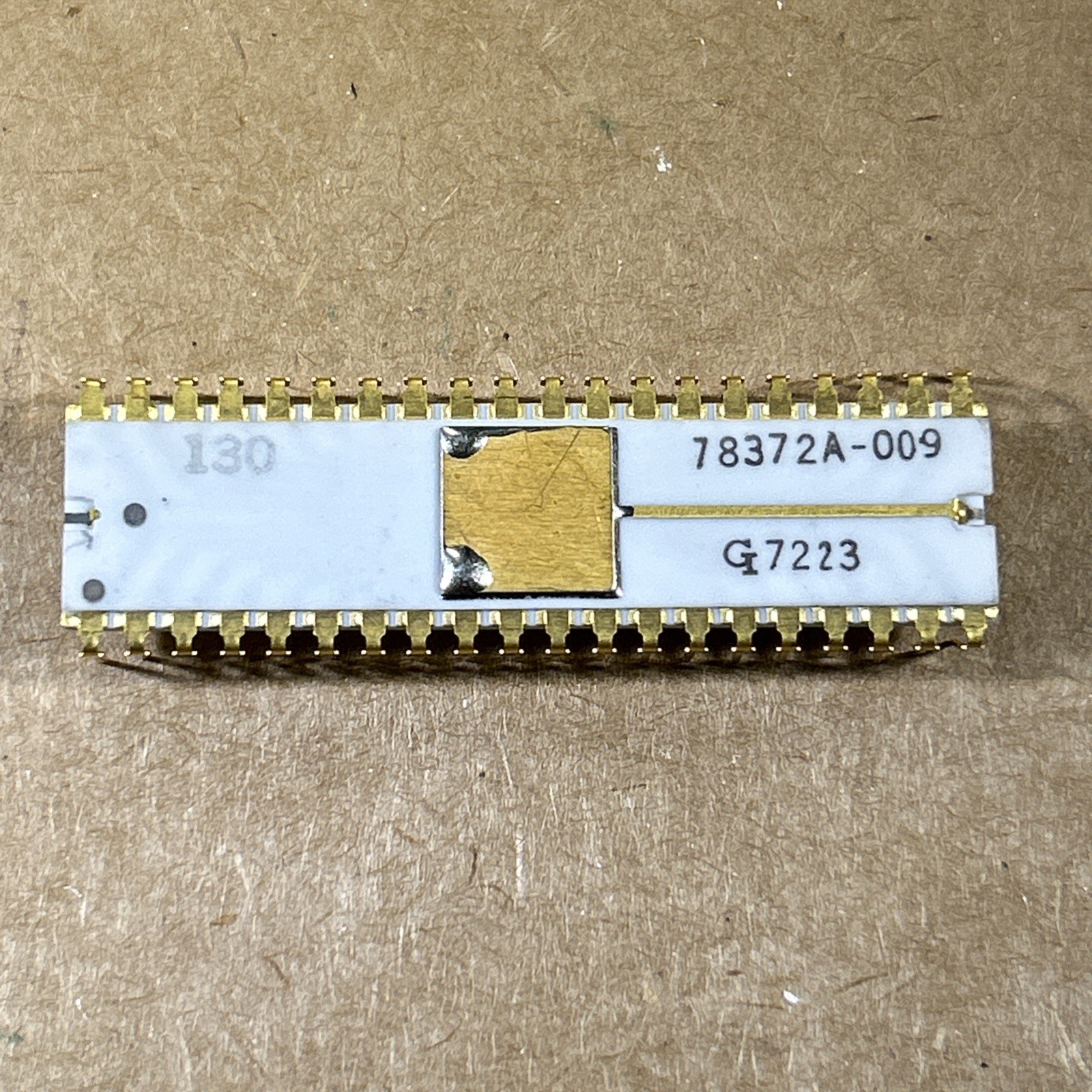 Rare 1970s White Ceramic And Gold 40-Pin DIP IC Vintage Collector’s Piece 