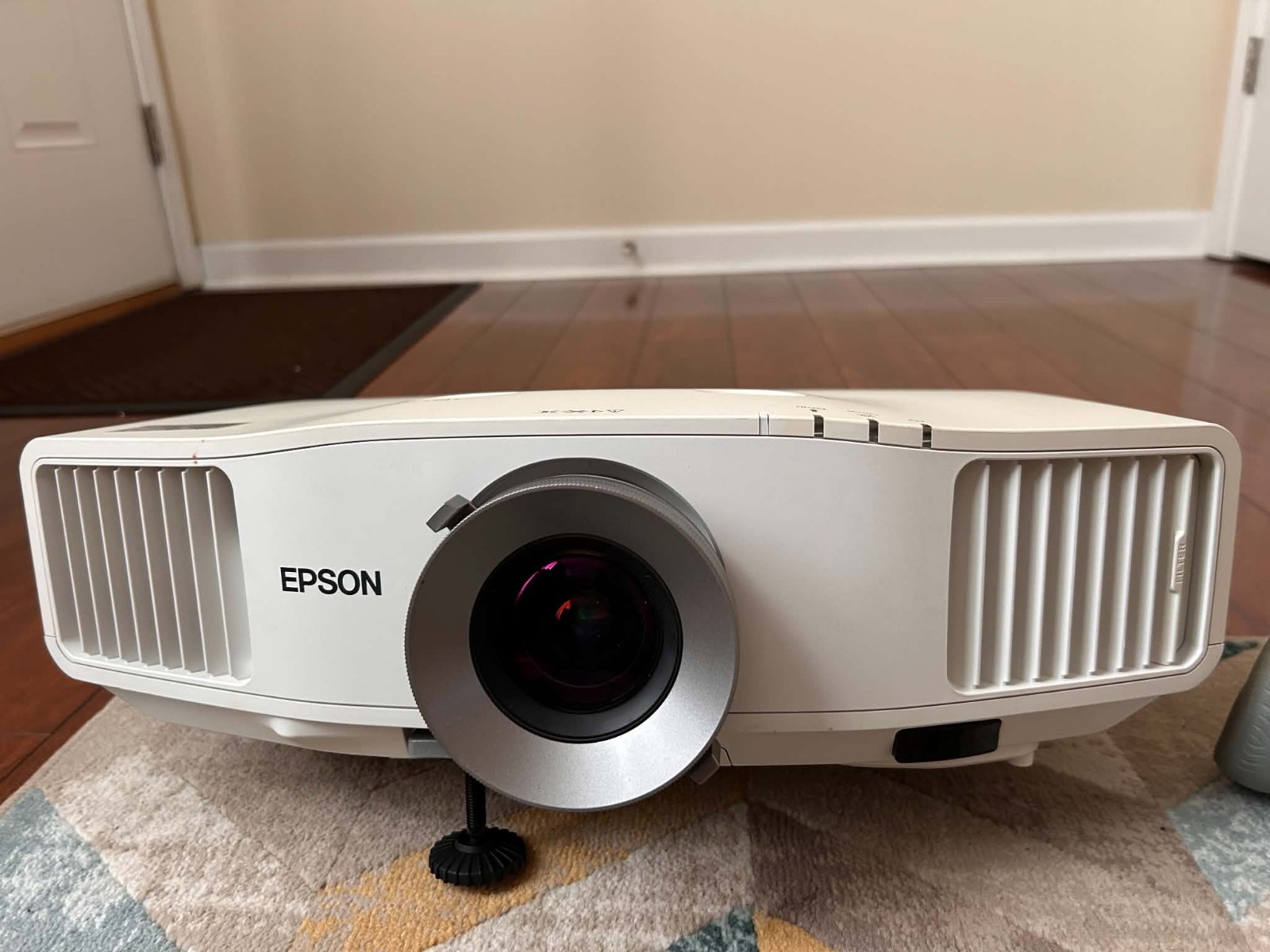 VERY CLEAN Epson PowerLite 5000 4000 Lumens XGA 3LCD Projector 1000hrs