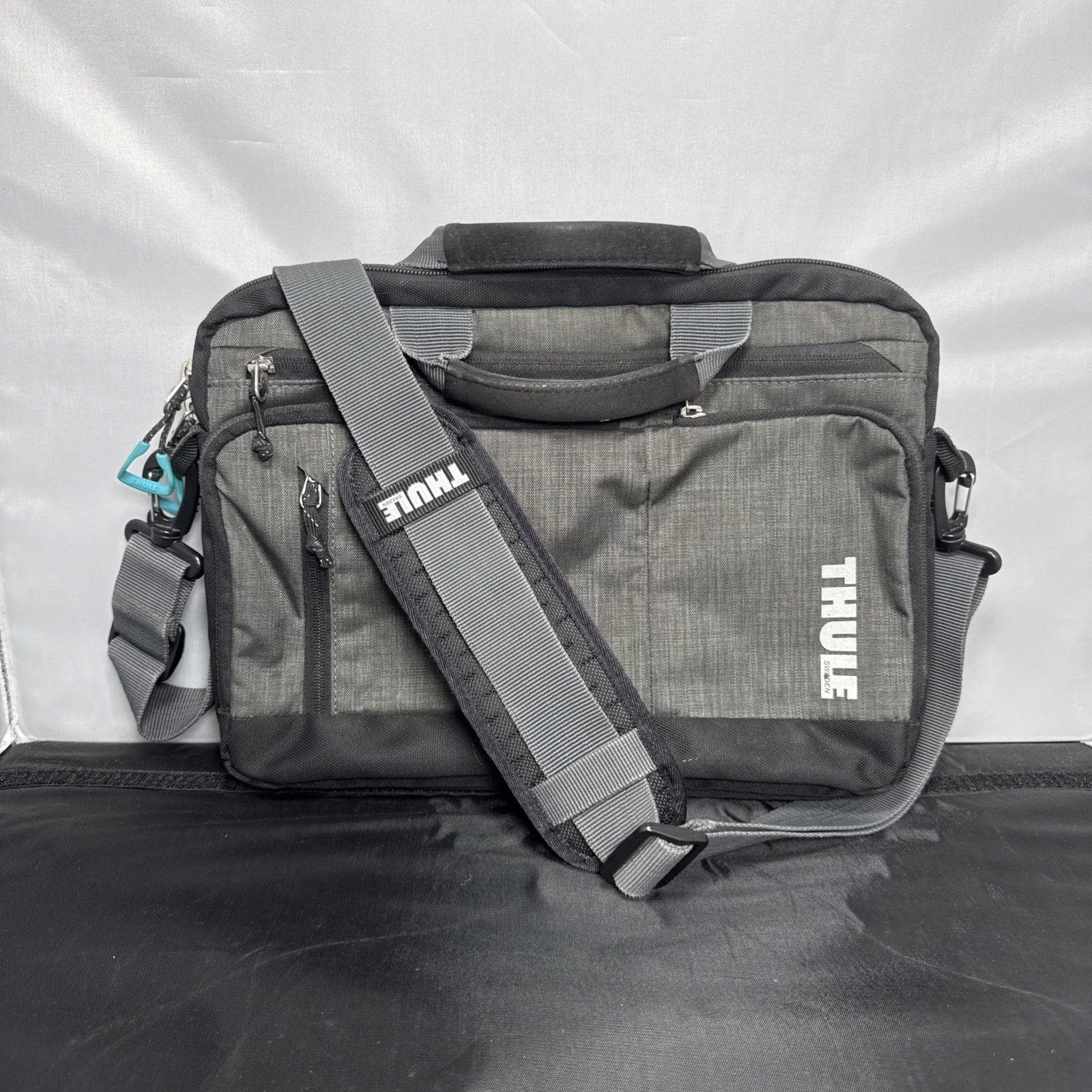 Thule Laptop Bag Messenger Style Padded 13” Stravan Deluxe EUC