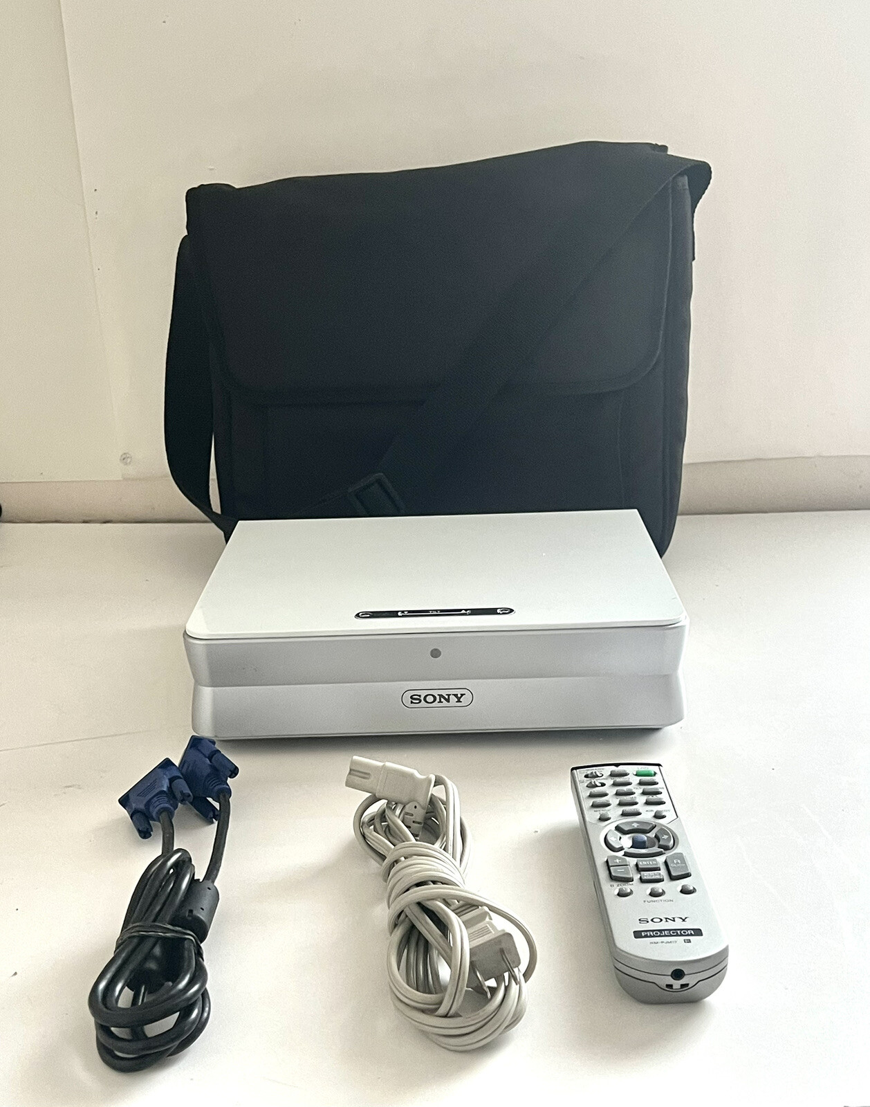 Sony VPL-CS6 DATA PROJECTOR w/Remote Control, Power & VGA Cable, BAG 35HRS used