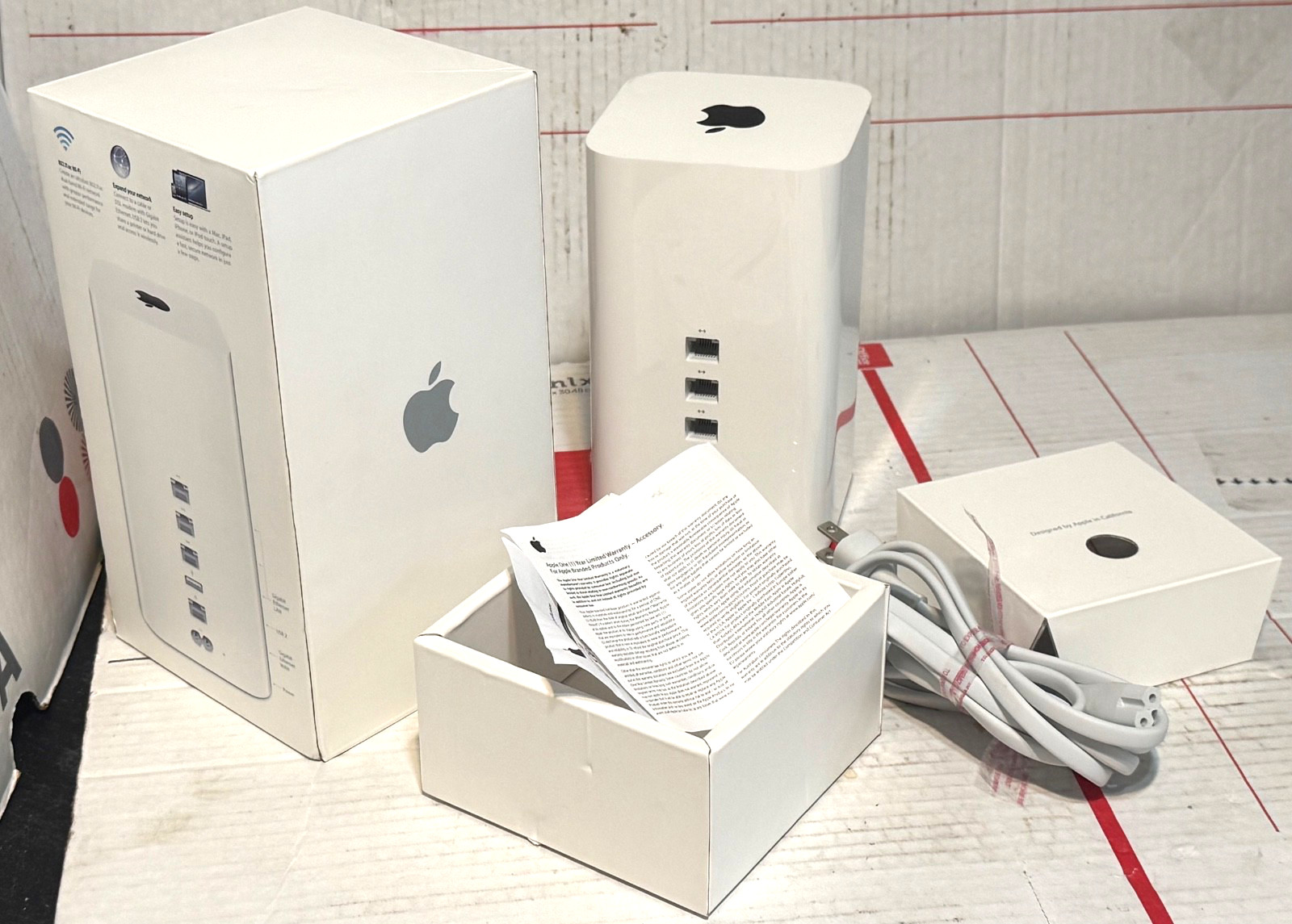 APPLE AIRPORT EXTREME 6TH GEN ME918LL/A  WIRELESS ROUTER 3GB A1521  -EXCELLENT