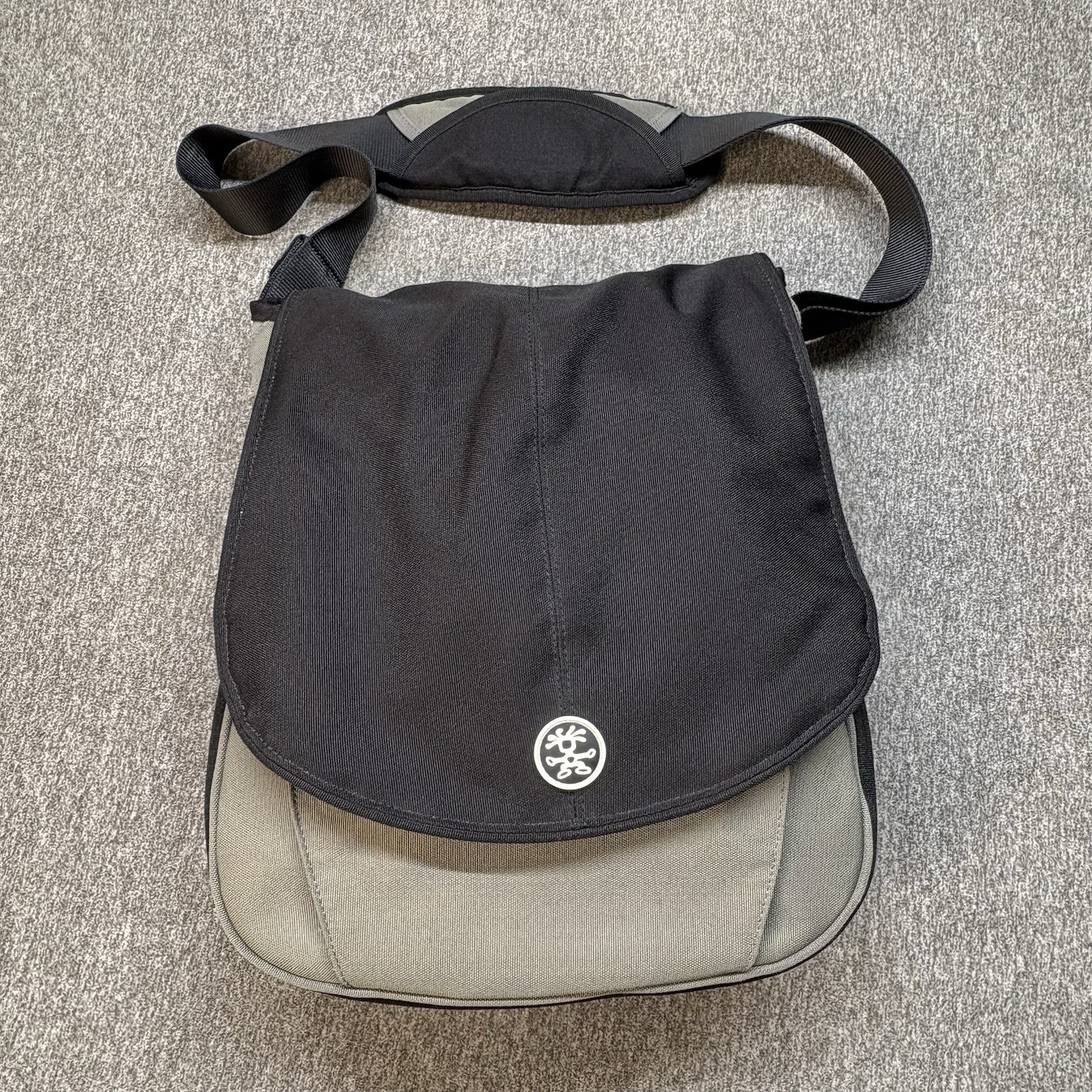 Crumpler The Luncheon Laptop Bag 15” Messenger School Travel Work Vertical Black