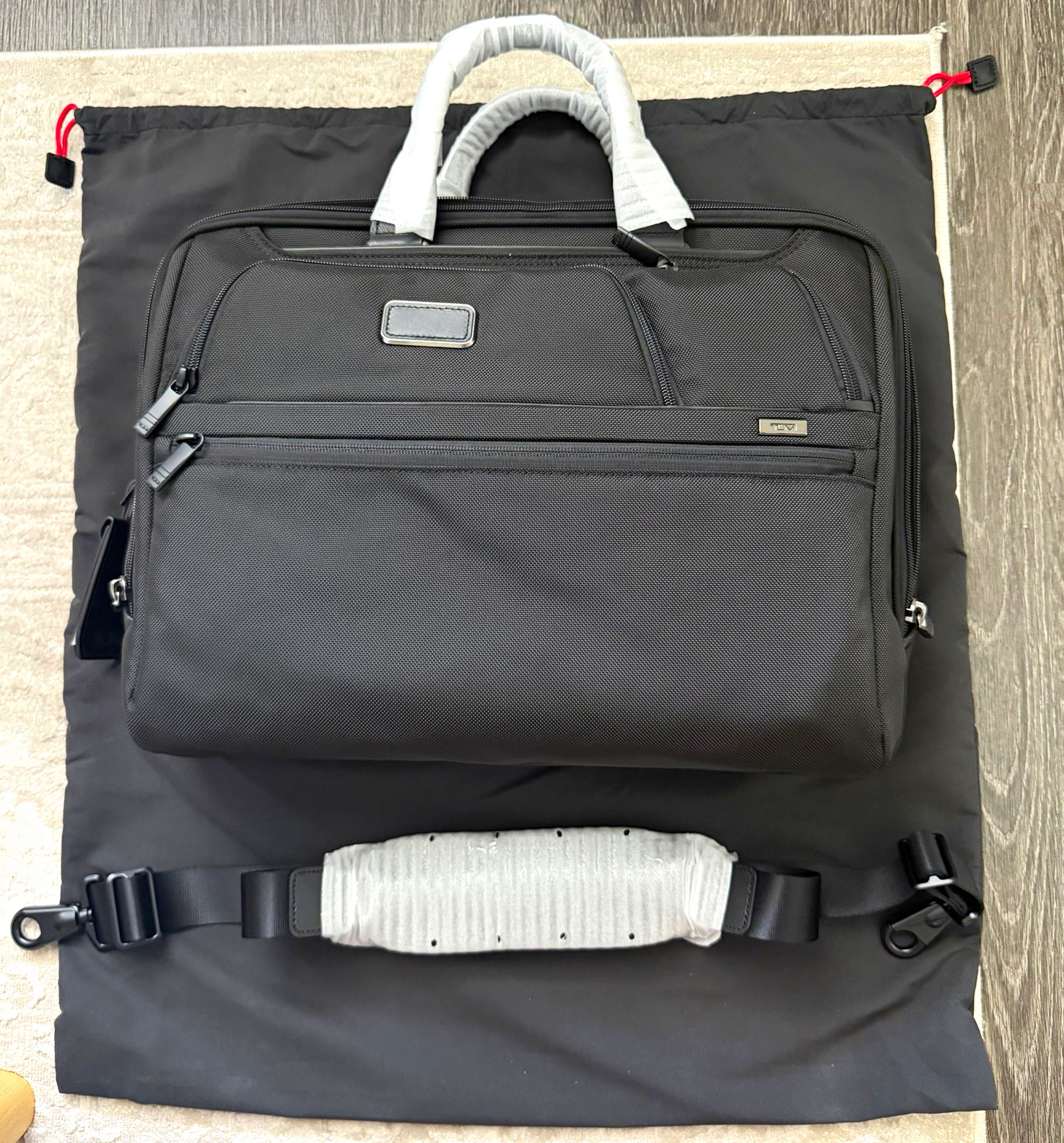 NEW TUMI Alpha Expandable Organizer  17 Laptop Brief w/ Shoulder Strap, Dust Bag