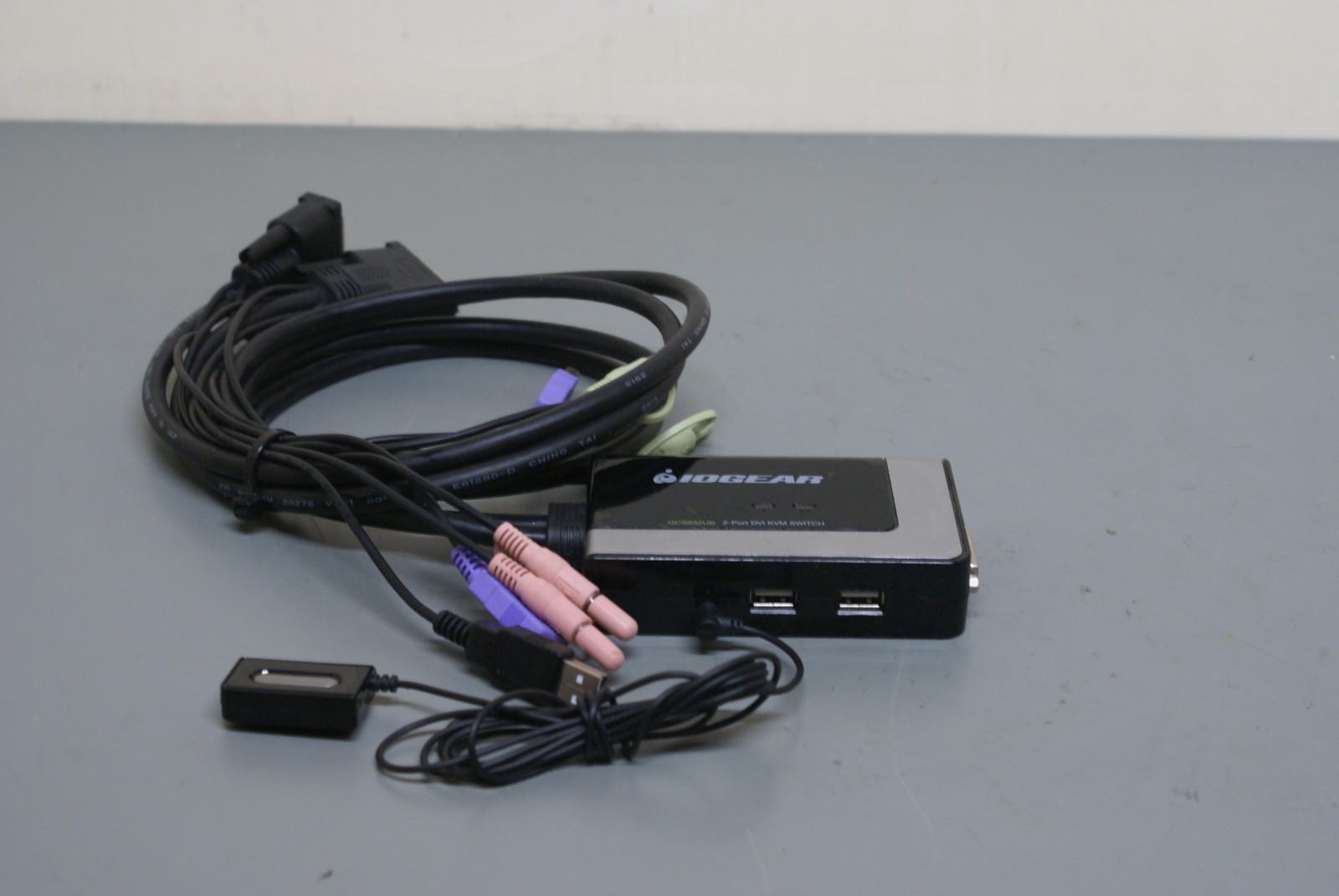 IOGEAR MiniView (GCS932UB) 2-Port DVI-D Audio And Mic USB KVM Switch   1L