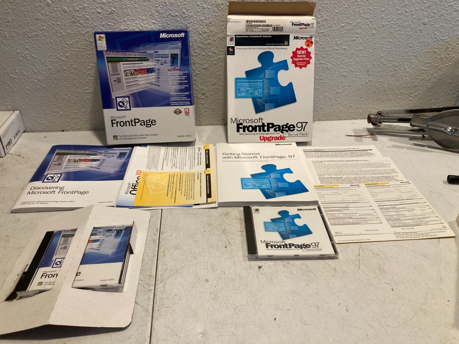 Vintage Microsoft FrontPage 97 and FrontPage 2002 Software Lot CD Manuals Set