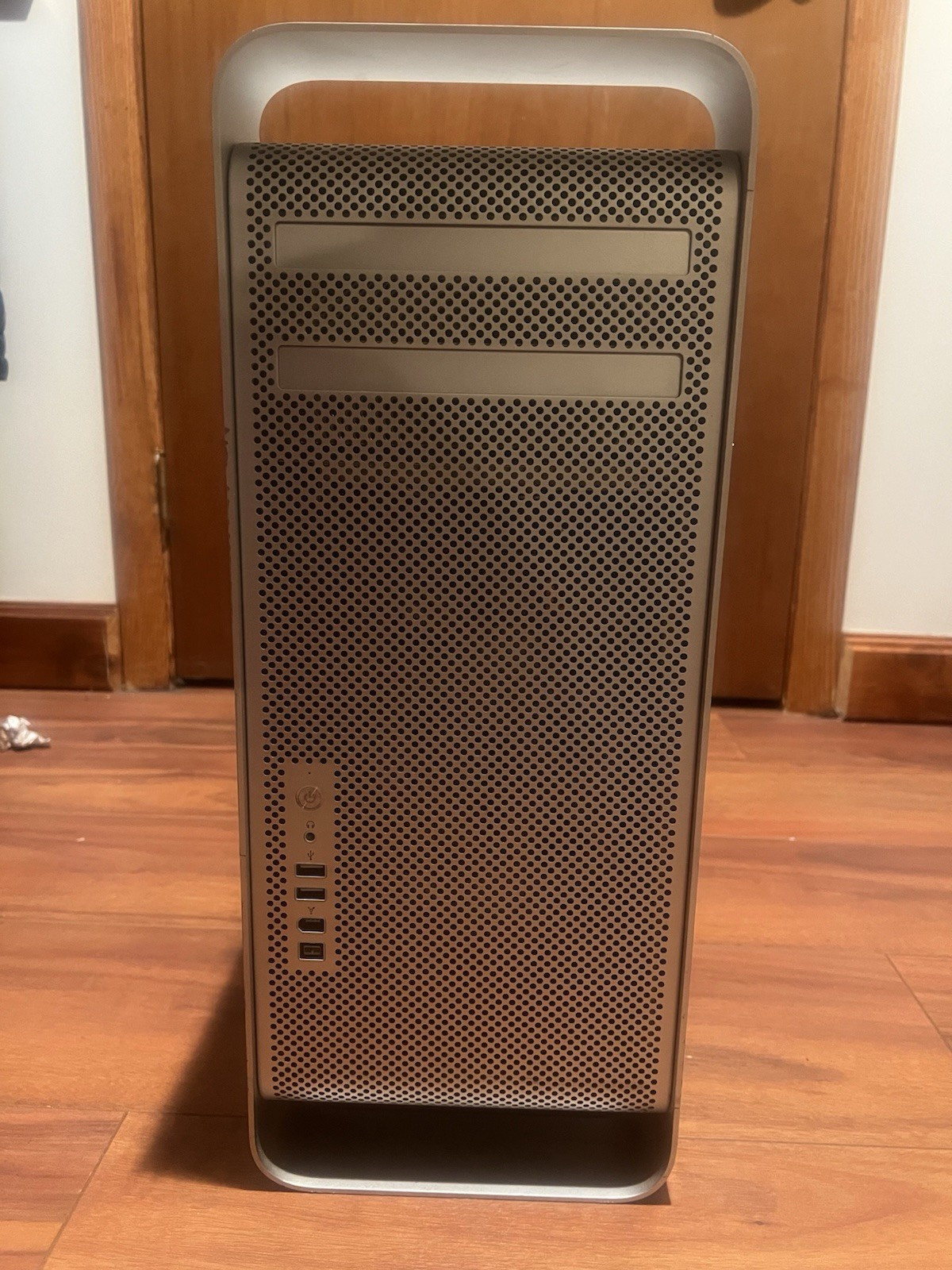 Apple Mac Pro 2006 A1186 With Mac OS X Lion