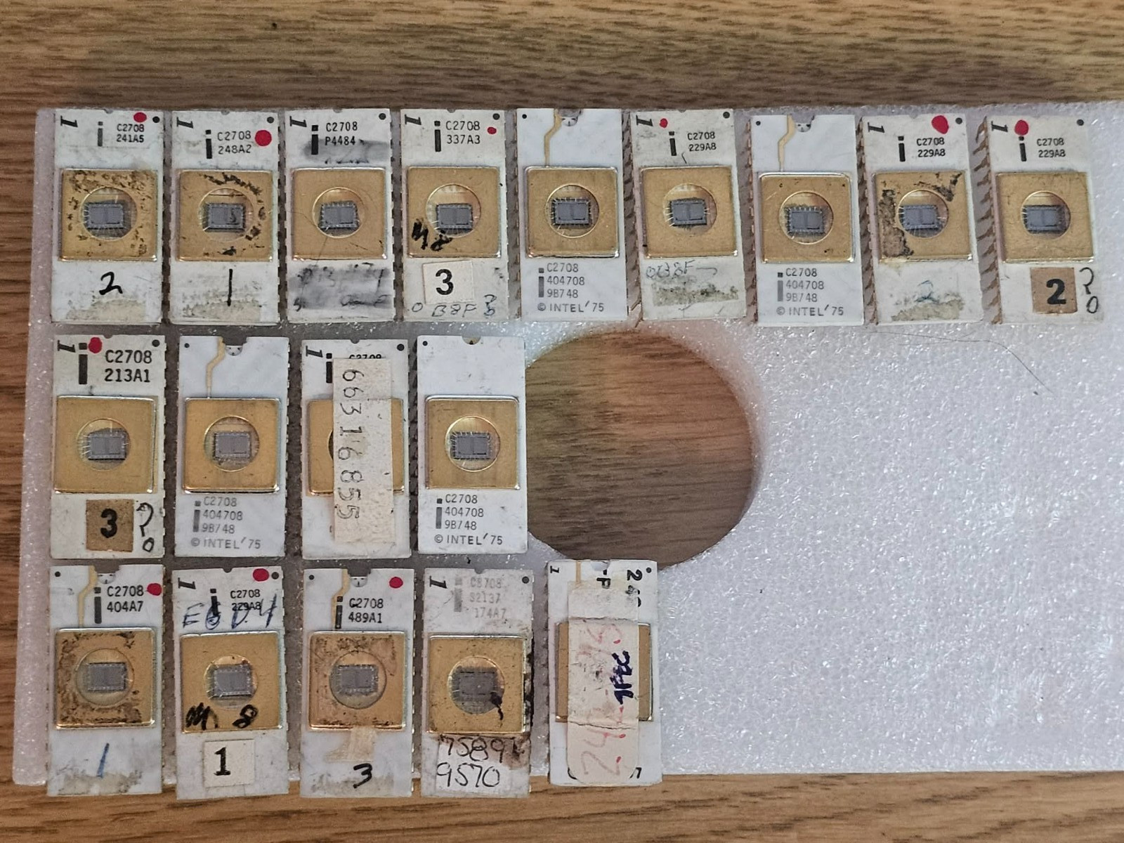 Lot of 21 Intel C2708 EPROM White Ceramic Gold Cap Vintage Early Date Code Chips