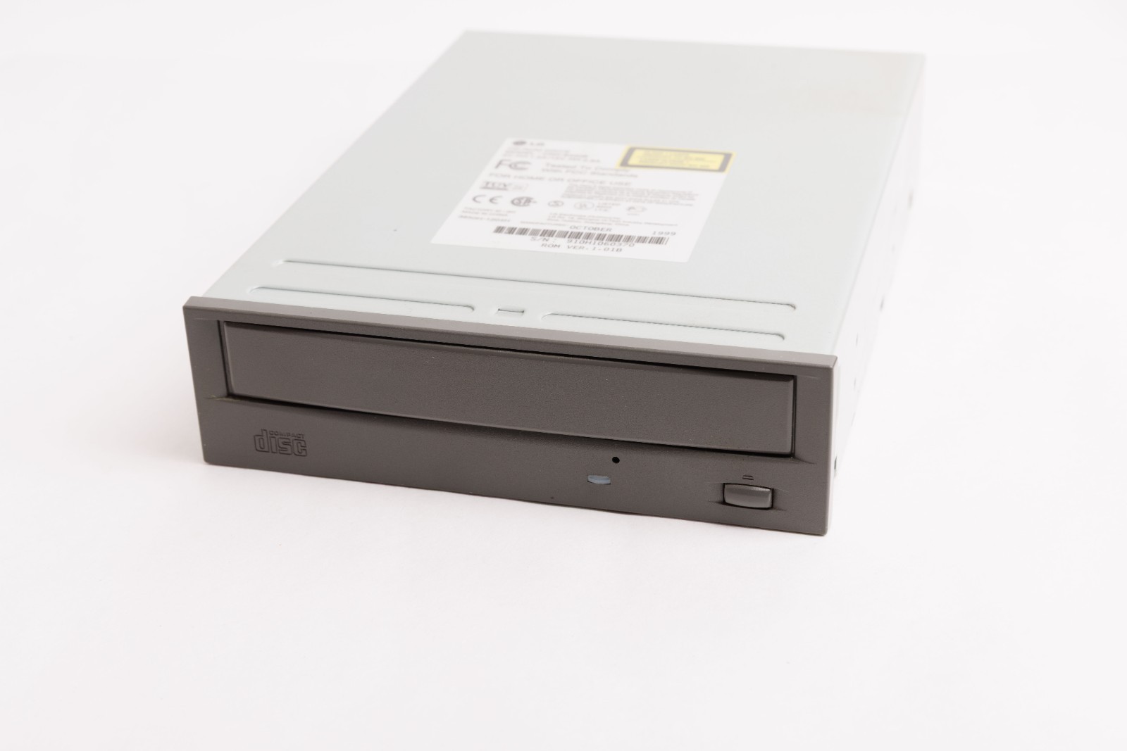 Vintage LG IDE CD-ROM Drive CRD-8400B tested
