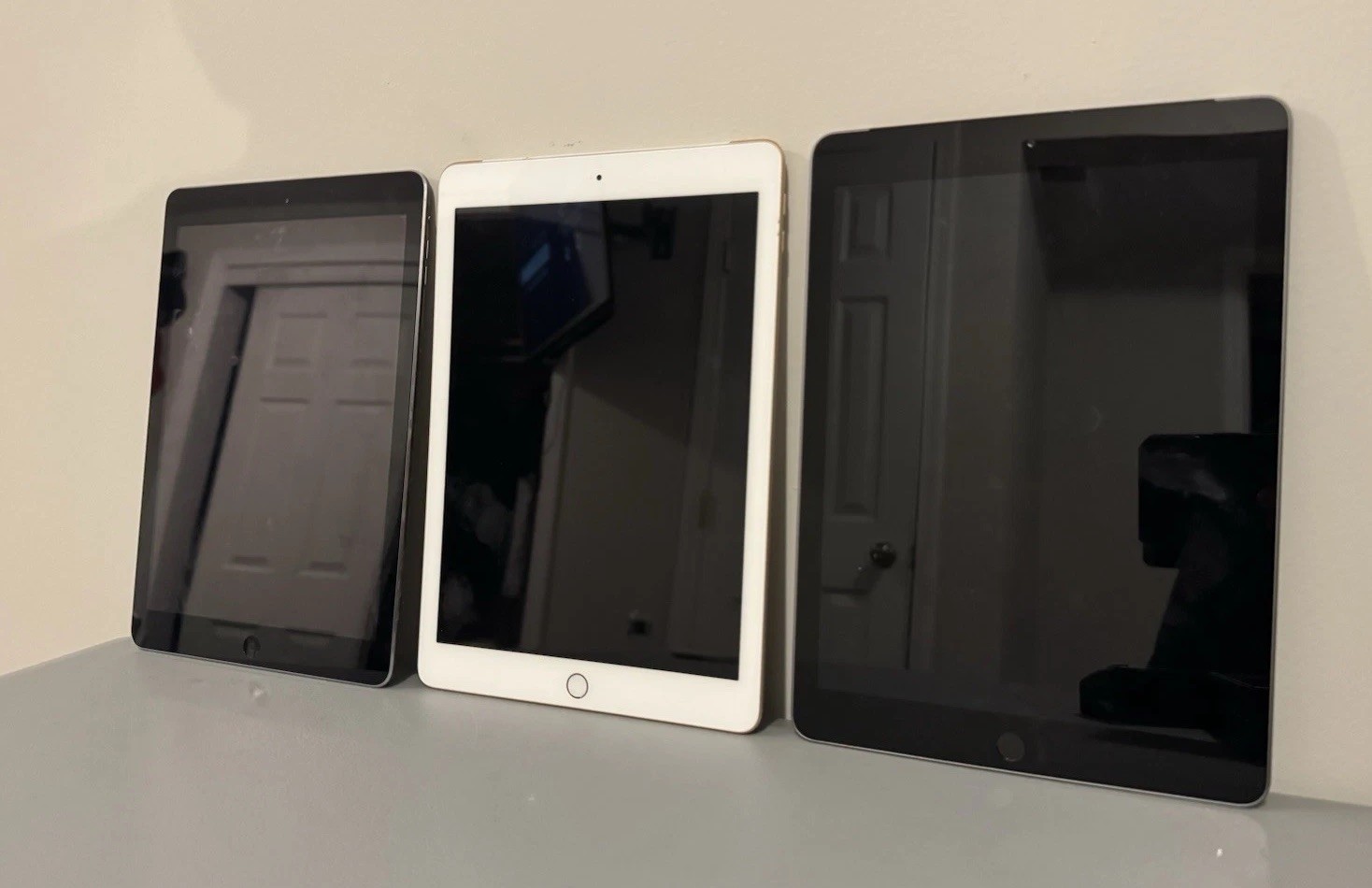 Apple iPad LOT OF 3 Mixed Models ,FOR PARTS All Power On