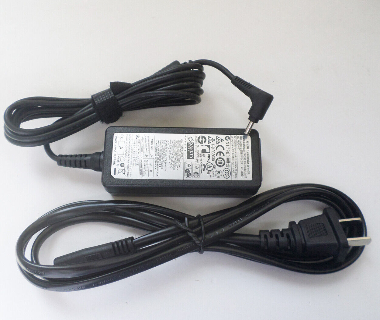 Genuine Battery Charger For Samsung Series 5 ultrabook XE500C21-H01US Power Cord