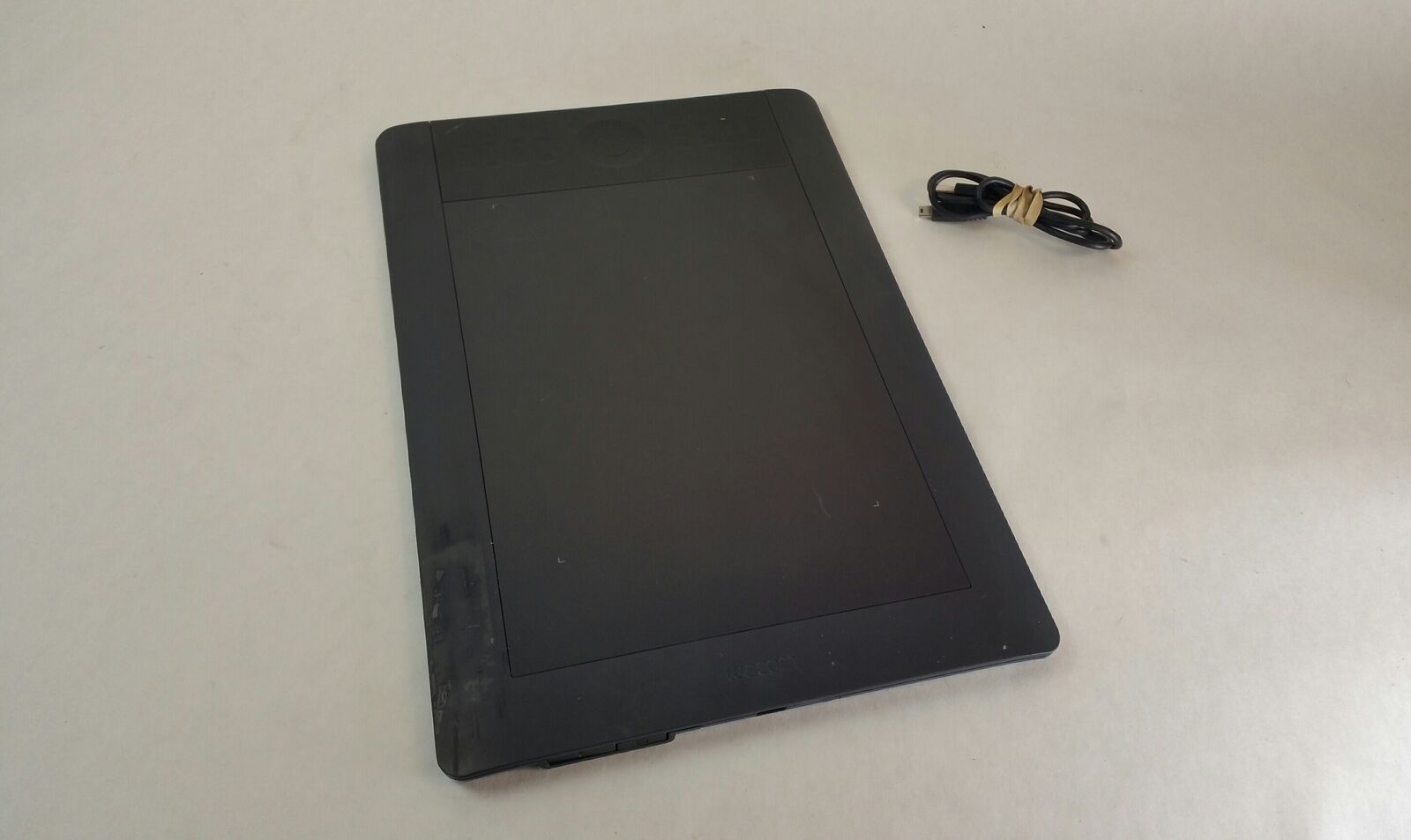 Wacom PTH-650 Intuos 5 Touch Tablet W/USB Cable A1