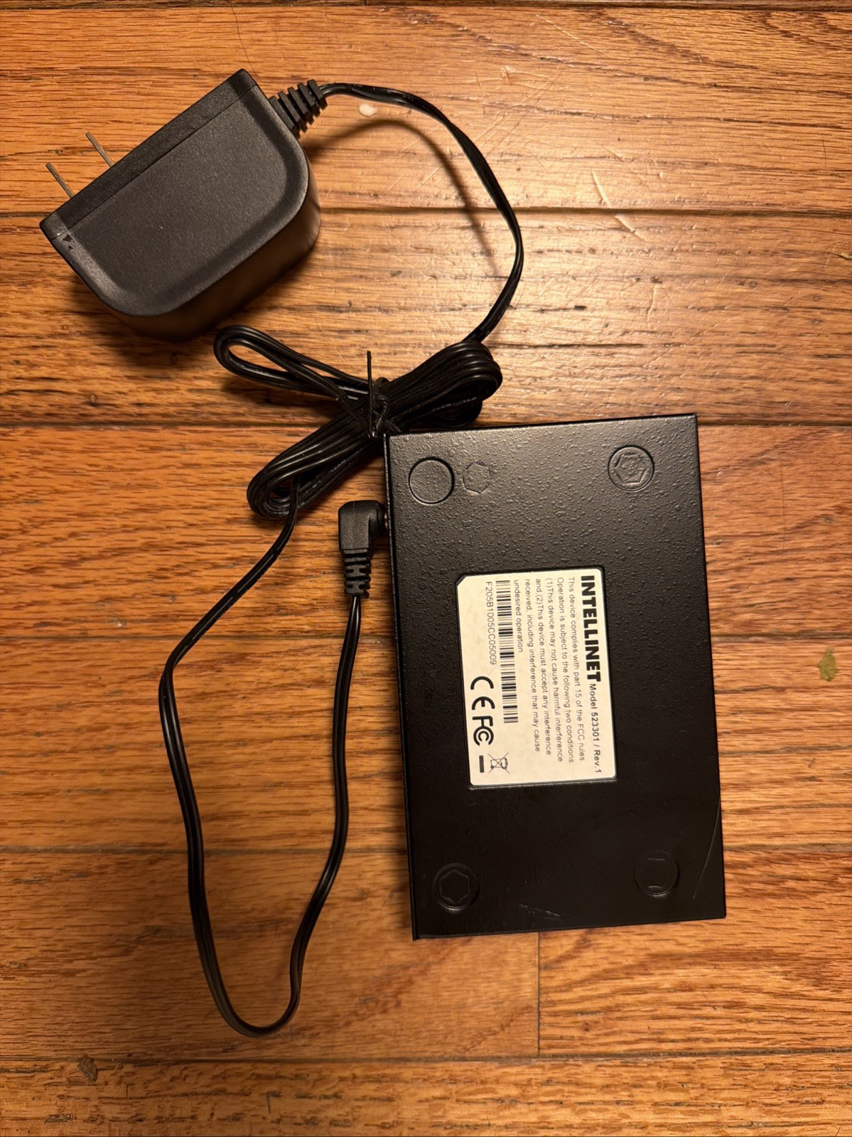 Intellinet 523301 Rev.1 Wired LAN 5-Port Fast Ethernet Switch With AC Adapter