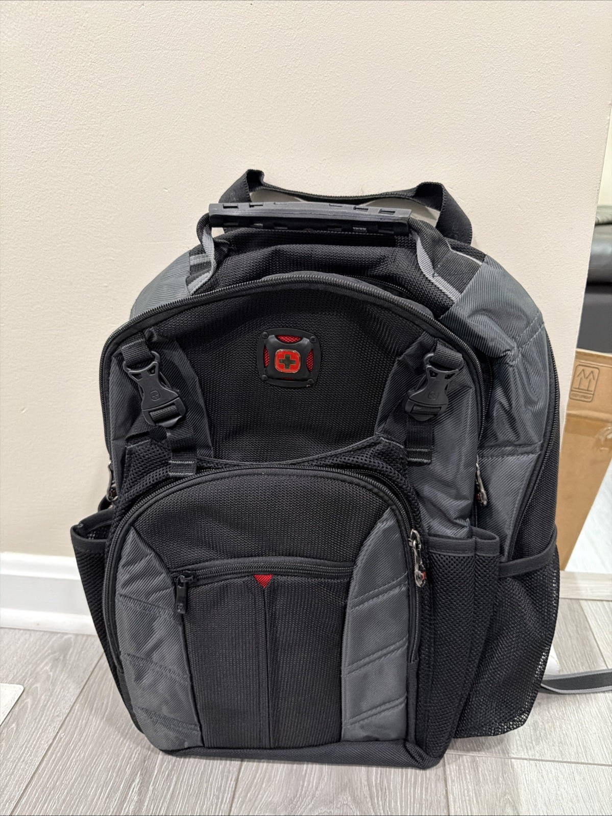 NWOT SWISS GEAR Synergy Pro 16 inch Laptop Backpack Black & Gray Excellent READ