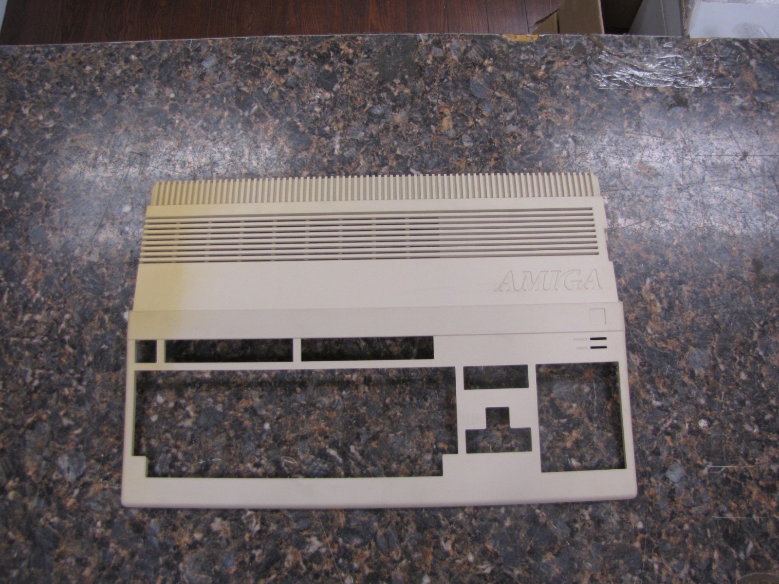 Commodore Amiga 500 / 500 Plus - Top Case -Very Good- # 312505-2 -NJ39