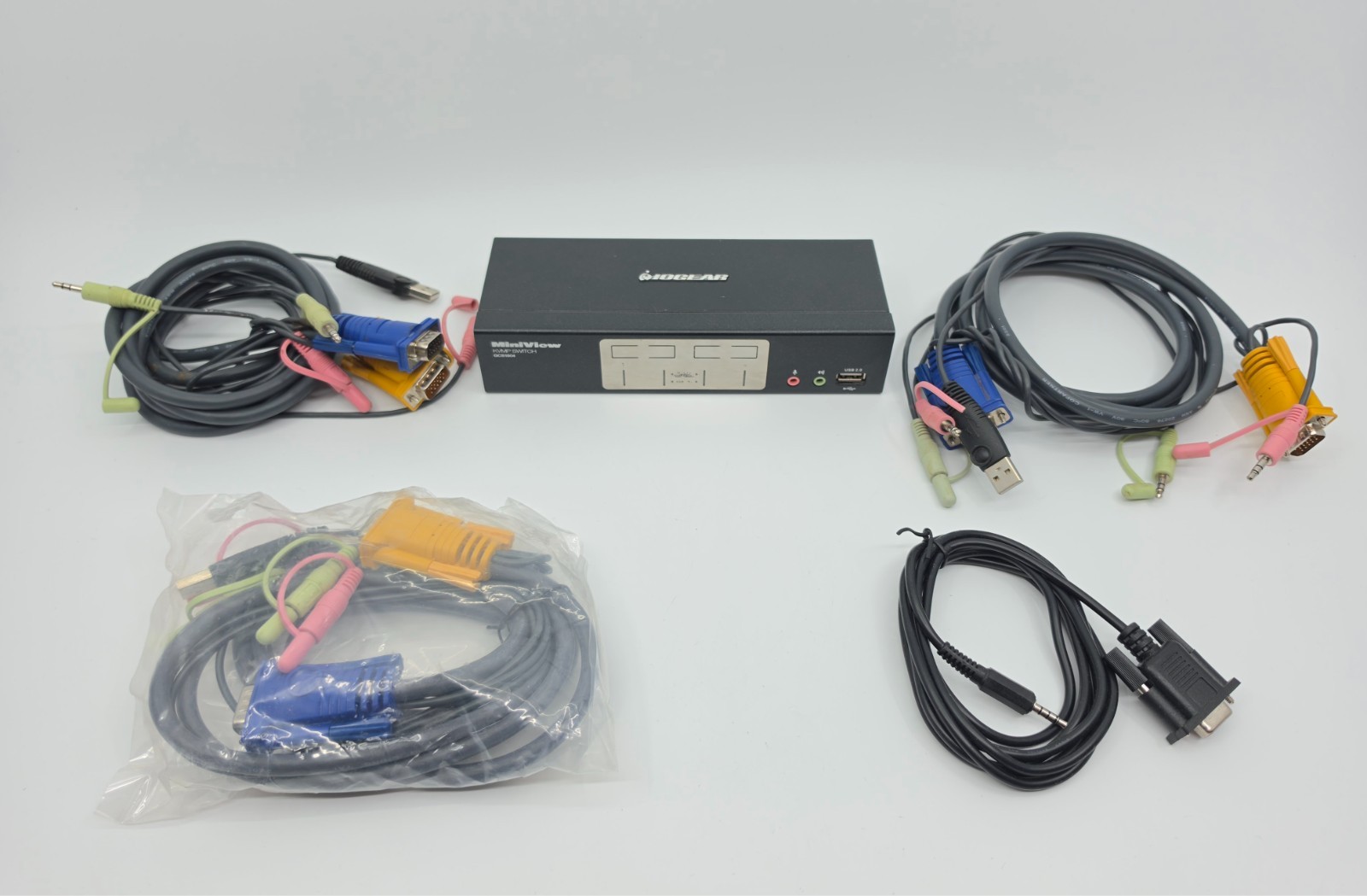 IOGEAR GCS1804 4-Port USB PS/2 VGA KVMP Switch Audio 3 KVM Cables Box