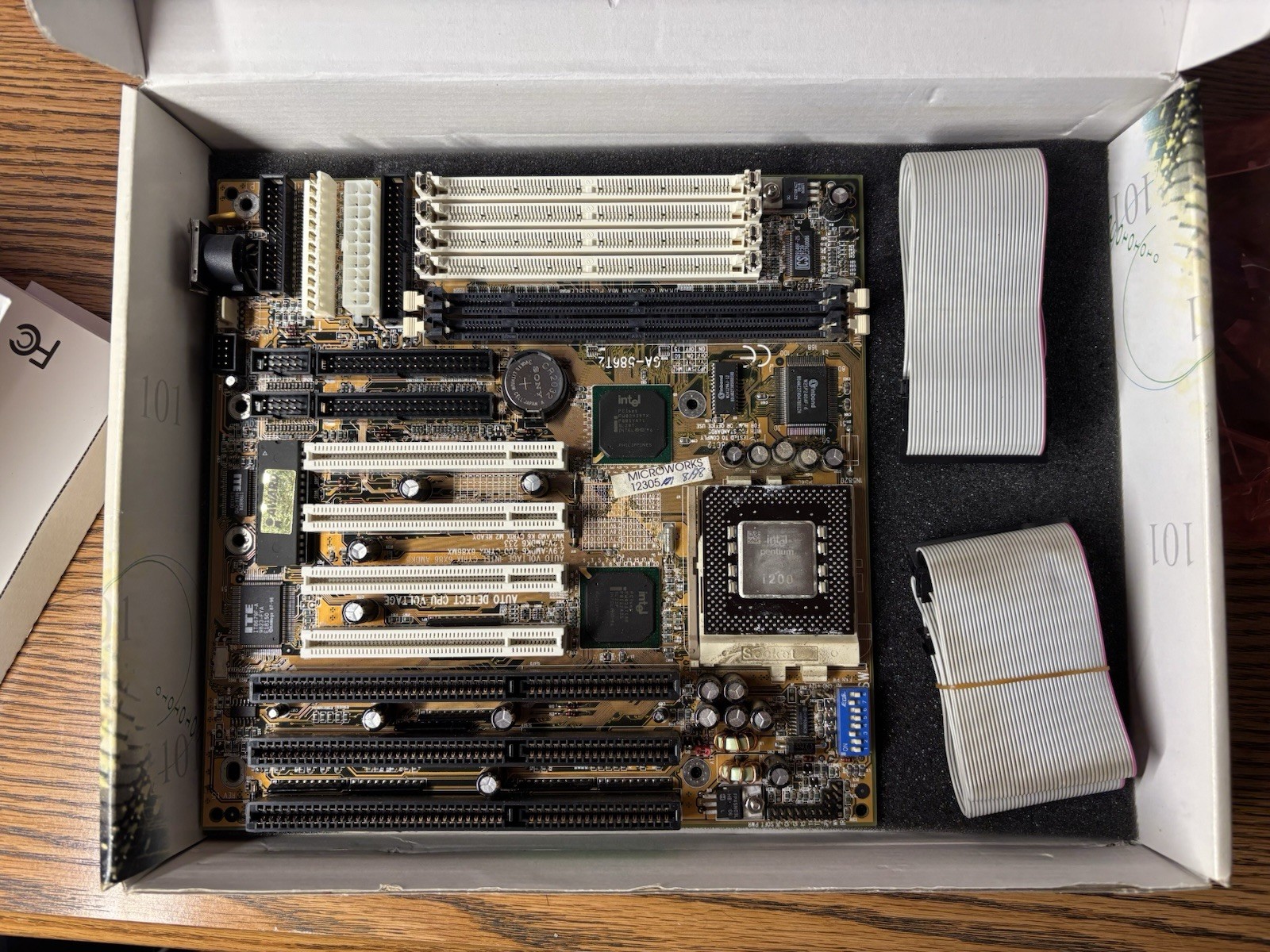 Vintage Gigabyte GA-586T2 Rev 1.2 Socket 7 + Pentium 200 Kit Box
