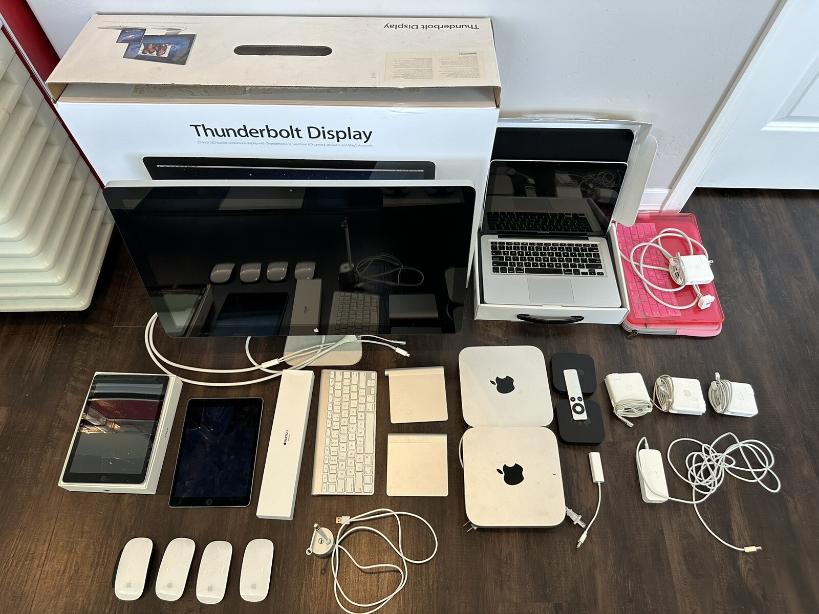 LOT of 20+ Apple products. Display, MacBook Pro, iPads, Watch, etc.