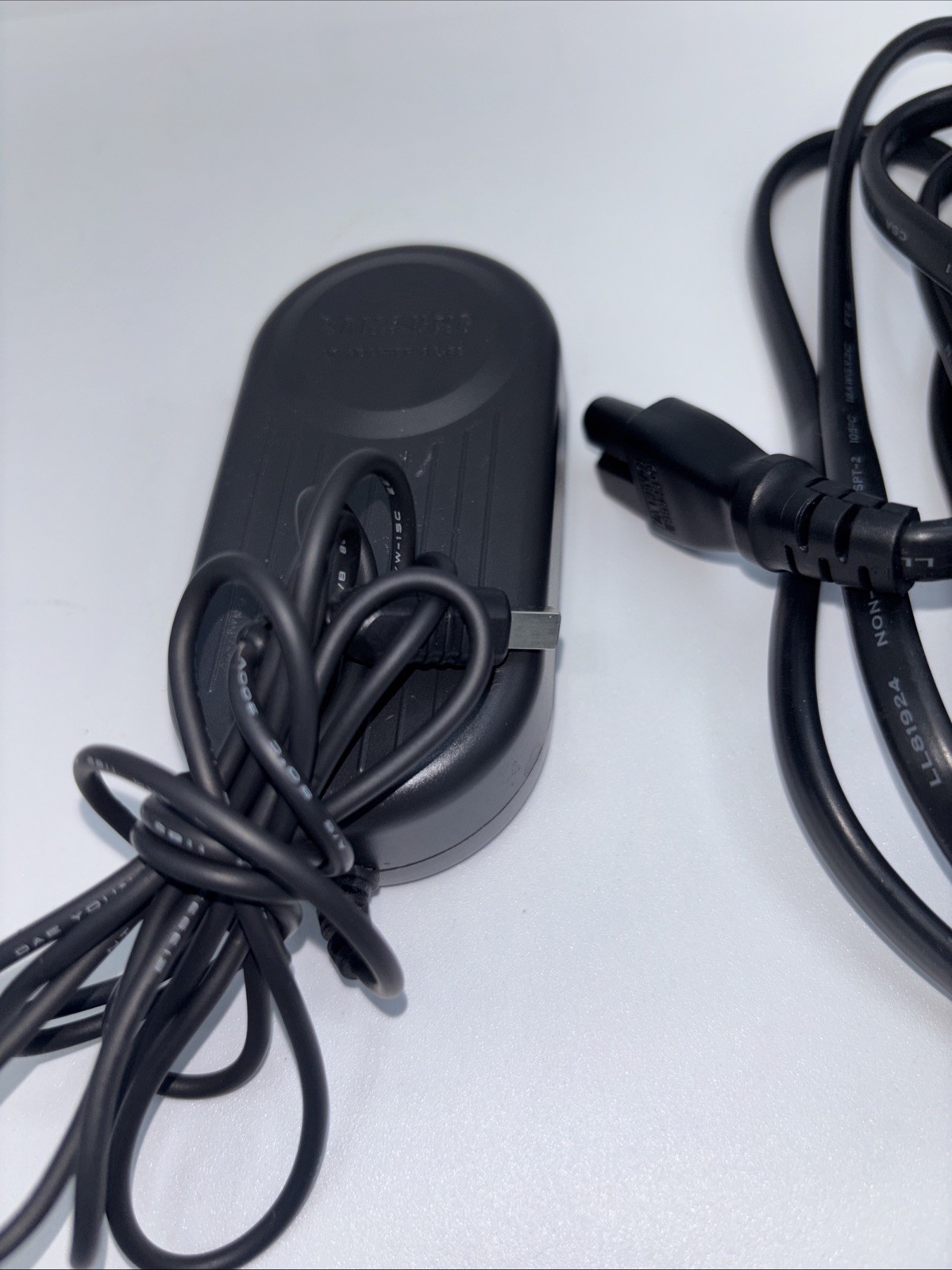 Genuine Samsung AC/DC Adapter AA-E8 Power Supply AA-E9 8.4V 0.9-1A
