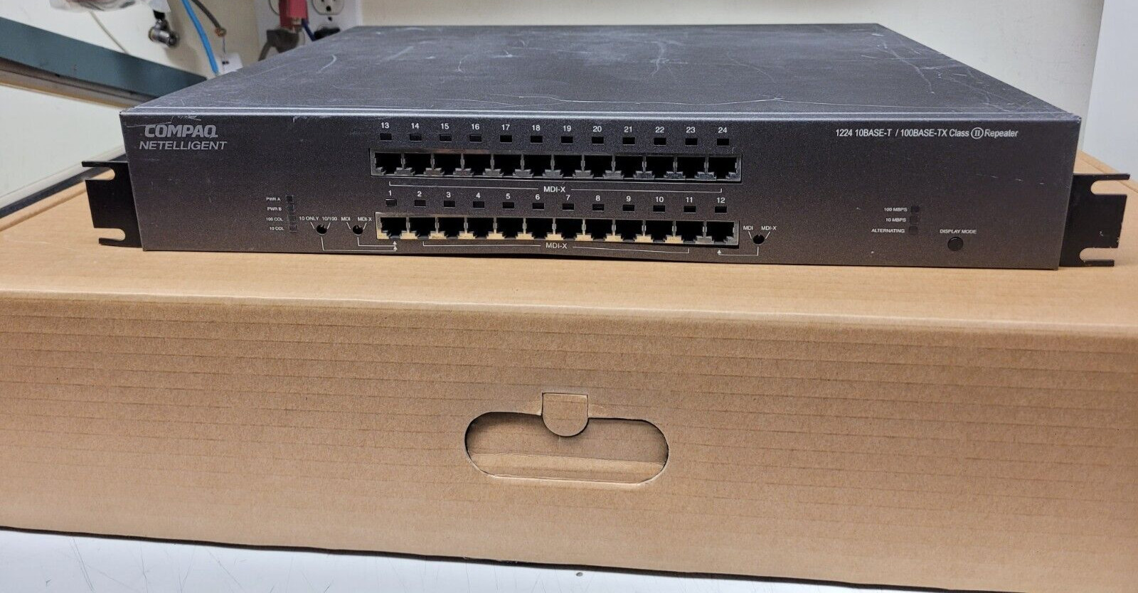 COMPAQ Netelligent 1224 Enterprise 10/100Base-TX Class II Repeater 24 port