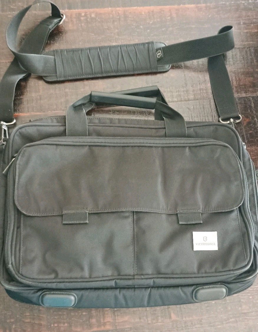 Victorinox Swiss Army Expandable Computer Bag Black  17"x13"x6" Satchel Shoulder
