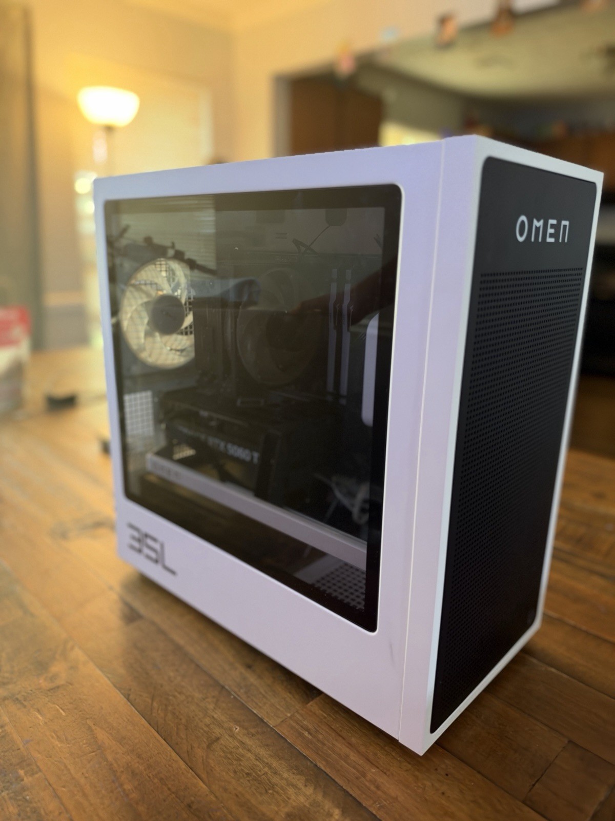 OMEN 35L Gaming Desktop Tower NVIDIA GeForce RTX 5060 Ti White