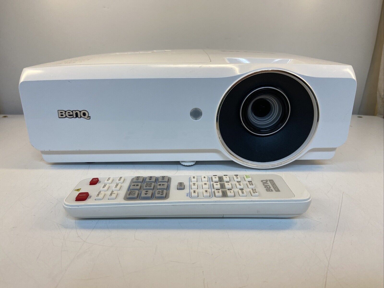BenQ MW727 Projector & Remote *3801 Lamp Hours*