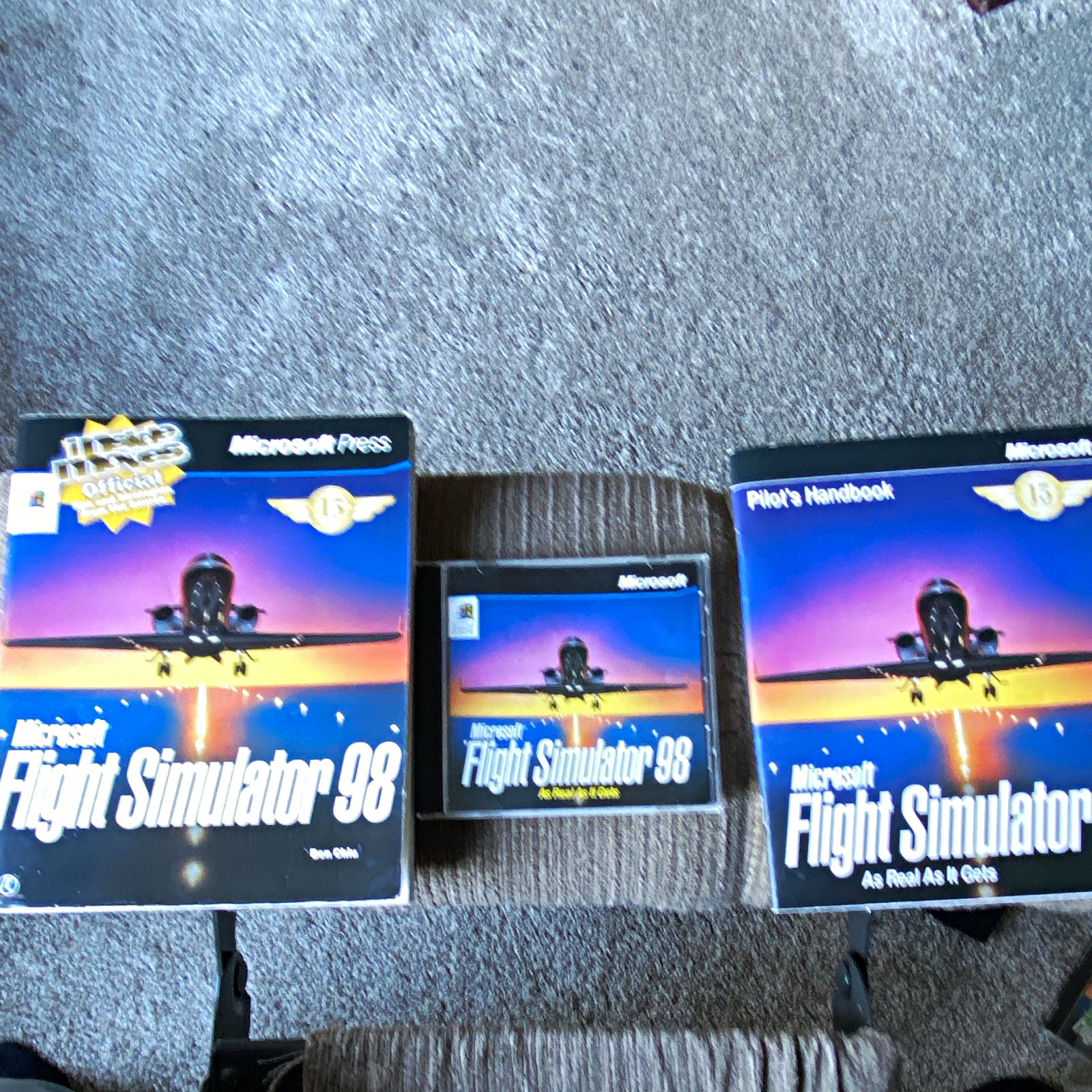 Vintage Microsoft Flight Simulator 98 PC CD w/ Manuals & Pilot Handbook Win95/NT