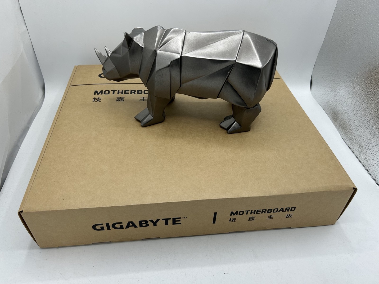 NEW MZ33-AR1 GIGABYTE MOTHERBOARD (24X DDR5 E-ATX REV3.X, 1X EPYC 9004/05)
