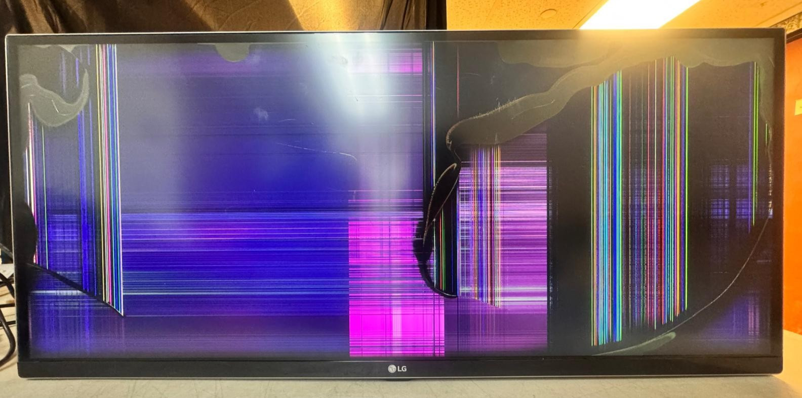 LG 34UM88C 34-Inch 21:9 UltraWide QHD IPS Monitor with USB Quick Charge CRACKED