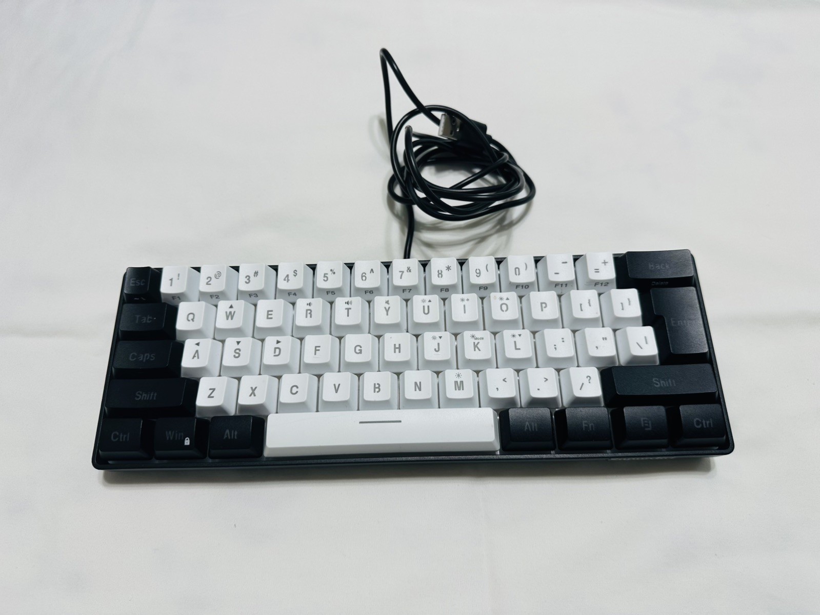 Snpurdiri V800 61-Key RGB USB Wired Gaming Keyboard Compact Mini Black/White