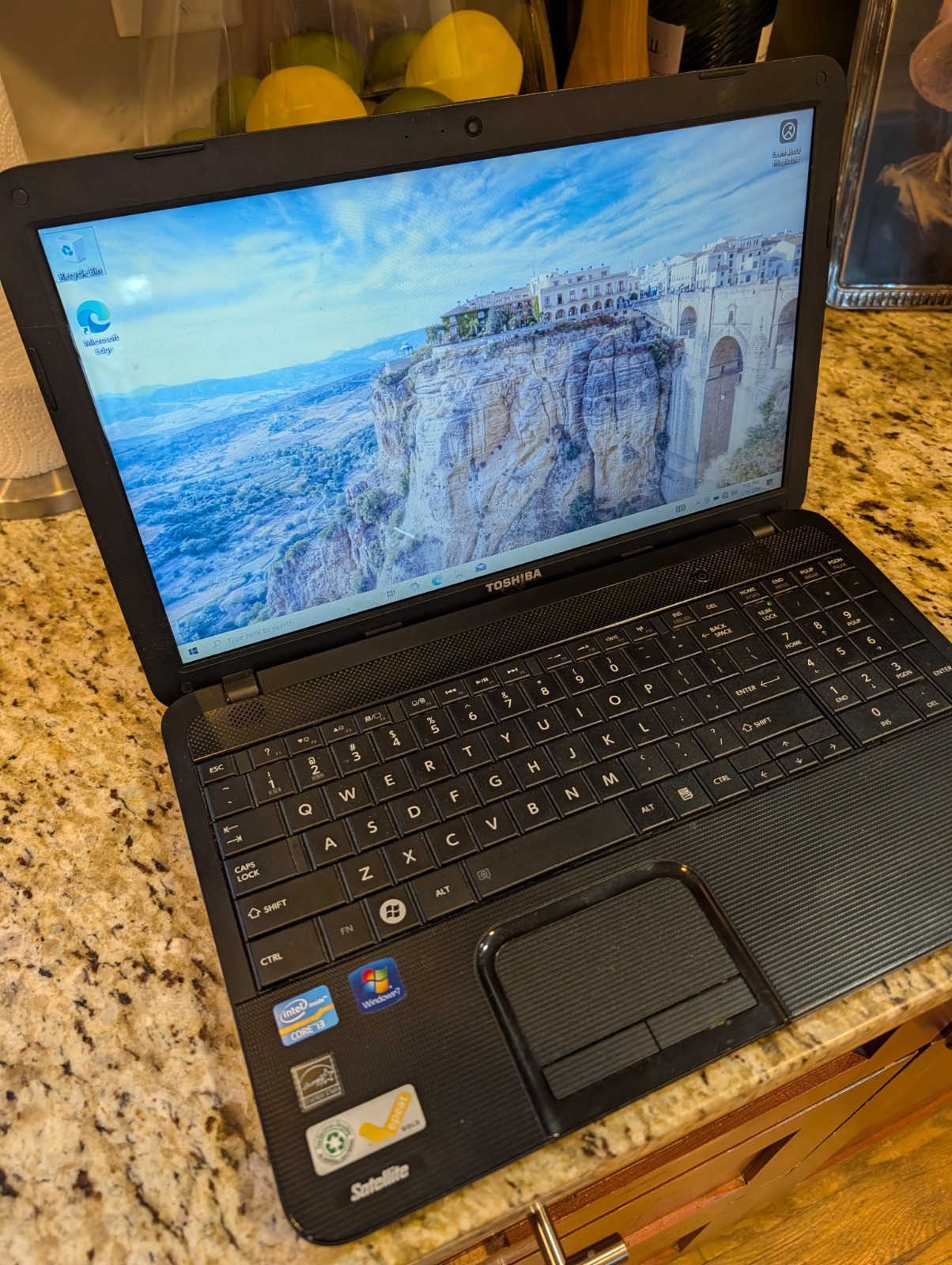 Toshiba Satellite C885 S5206 Laptop Intel I3-2370M 2.4ghz 4GB WIN 10