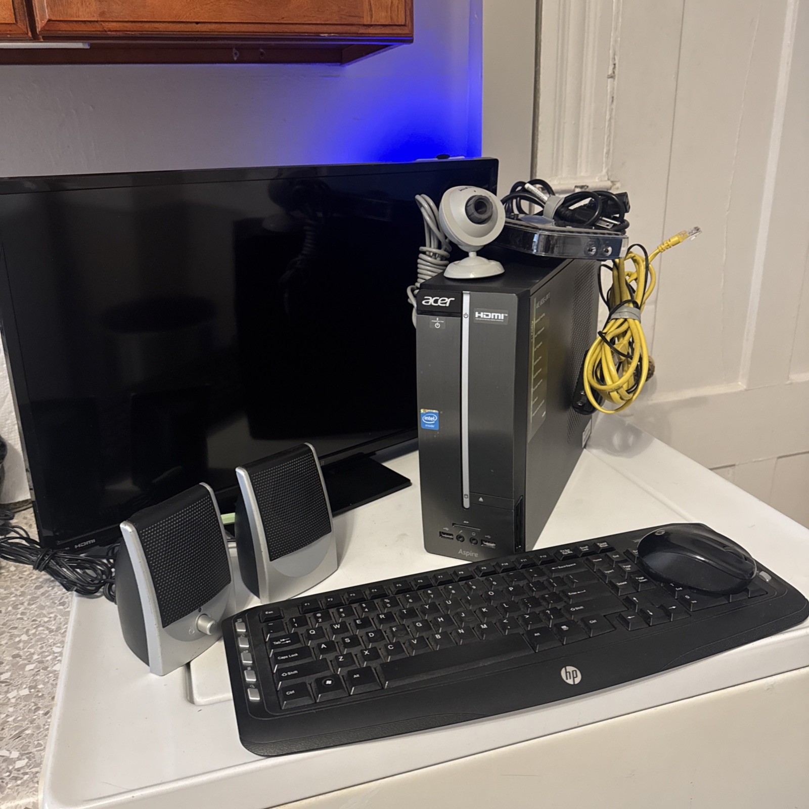Acer Aspire Complete Desktop Setup Speakers, Camera , Router, Key Board , Mouse