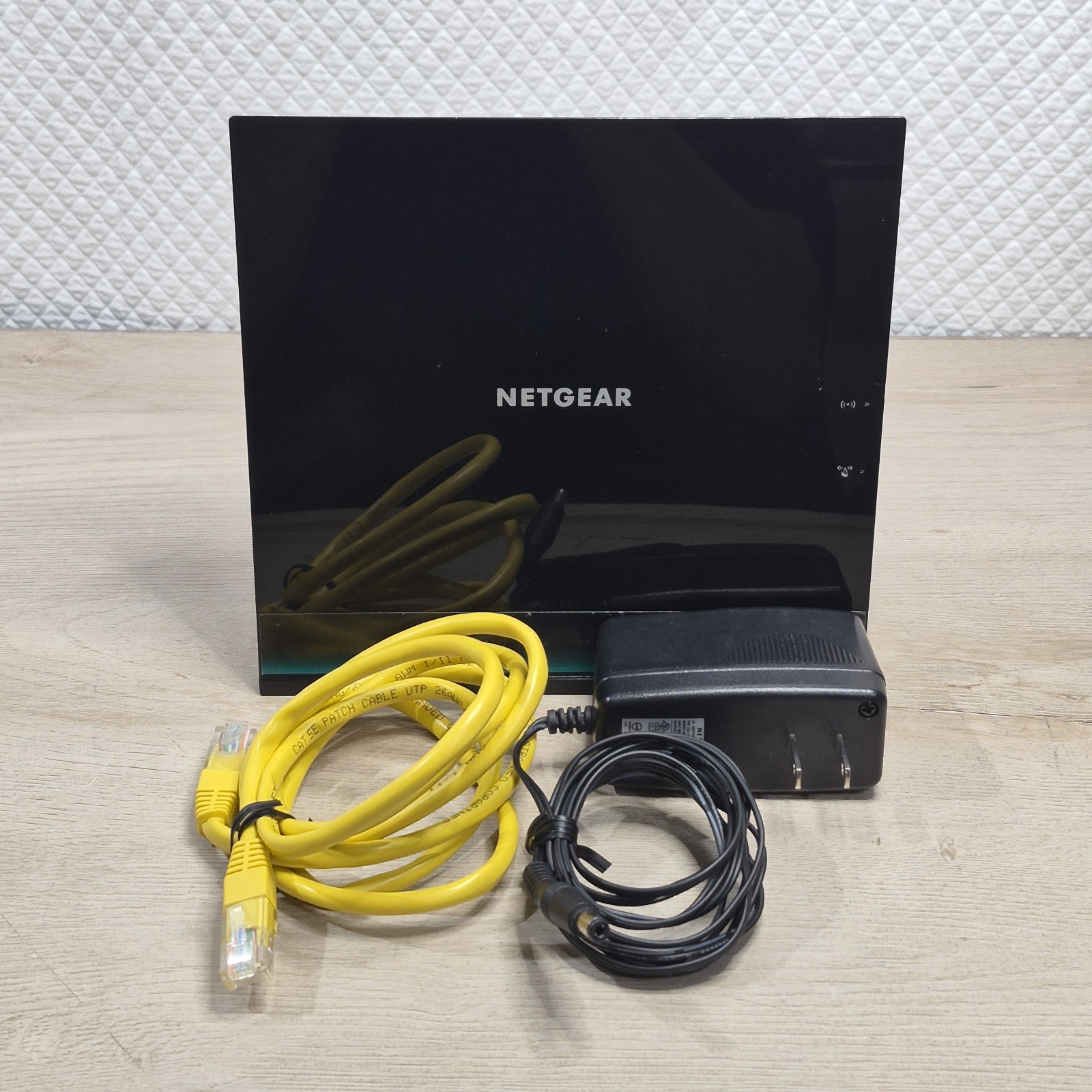 Netgear R6100 4-Port Dualband Gig Smart Wireless AC1200 Router 