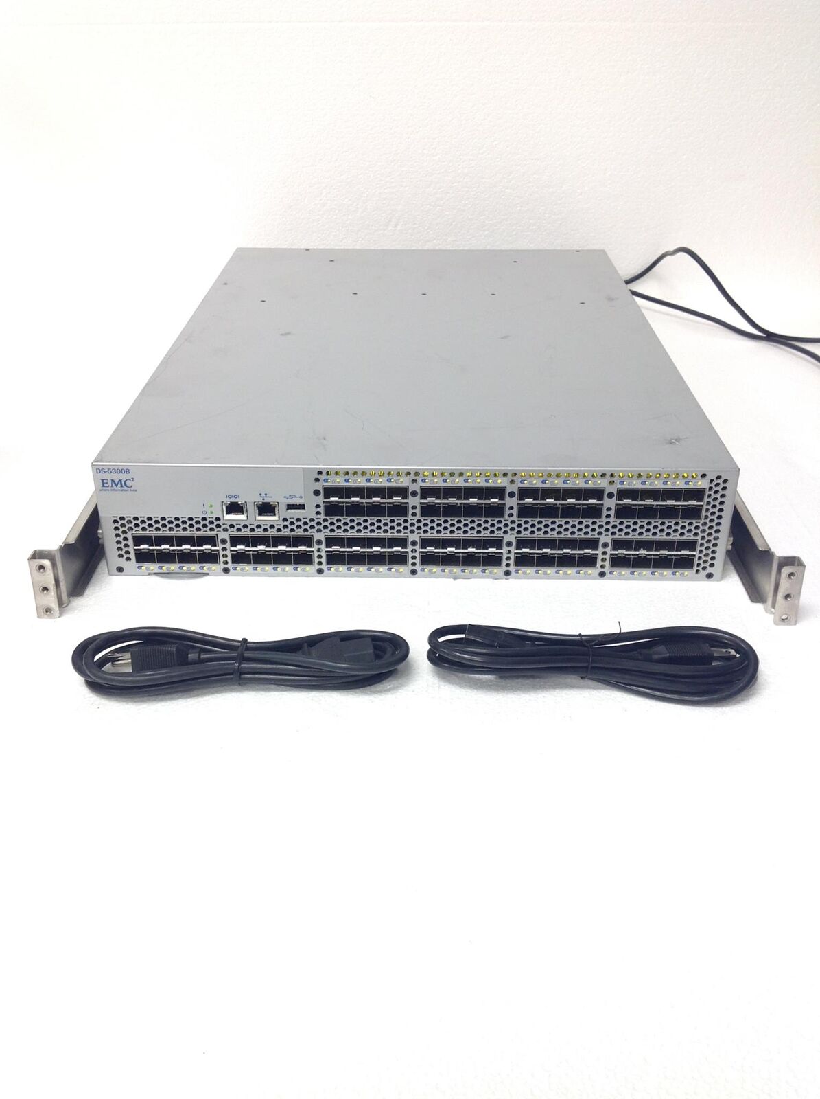 Brocade EMC 5300 / DS-5300B Fibre Channel SAN Switch 80x Ports w/ Rails Working