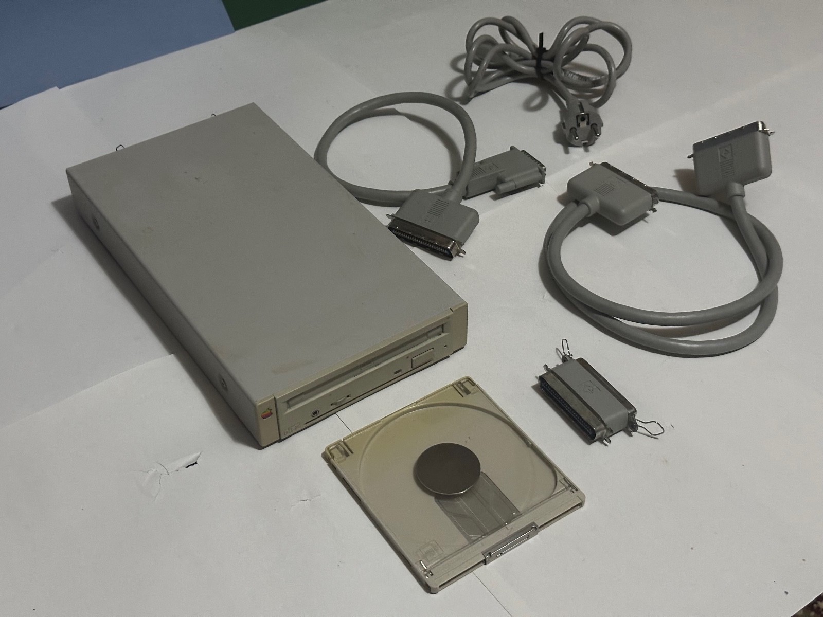 AppleCD 300 external SCSI CD-ROM drive + Apple SCSI cables + Caddy