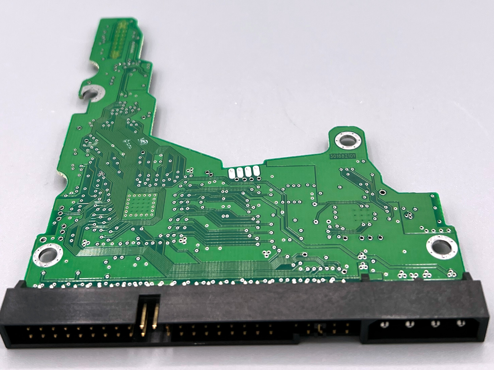 PCB ONLY Maxtor 301682101 3.5 IDE I-522
