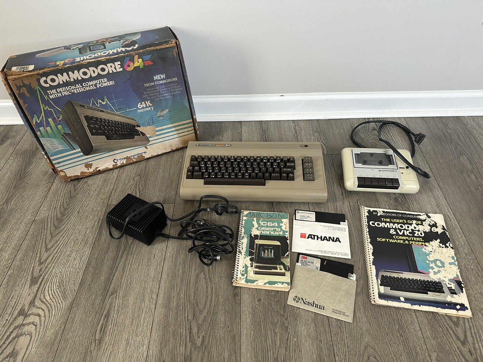 Commodore 64 Computer W/Original box ****Bundle READ****