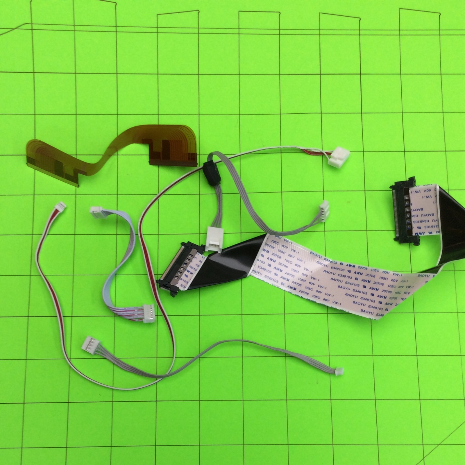 Koorui 27E1QA Monitor Multiple Internal Cable Wire