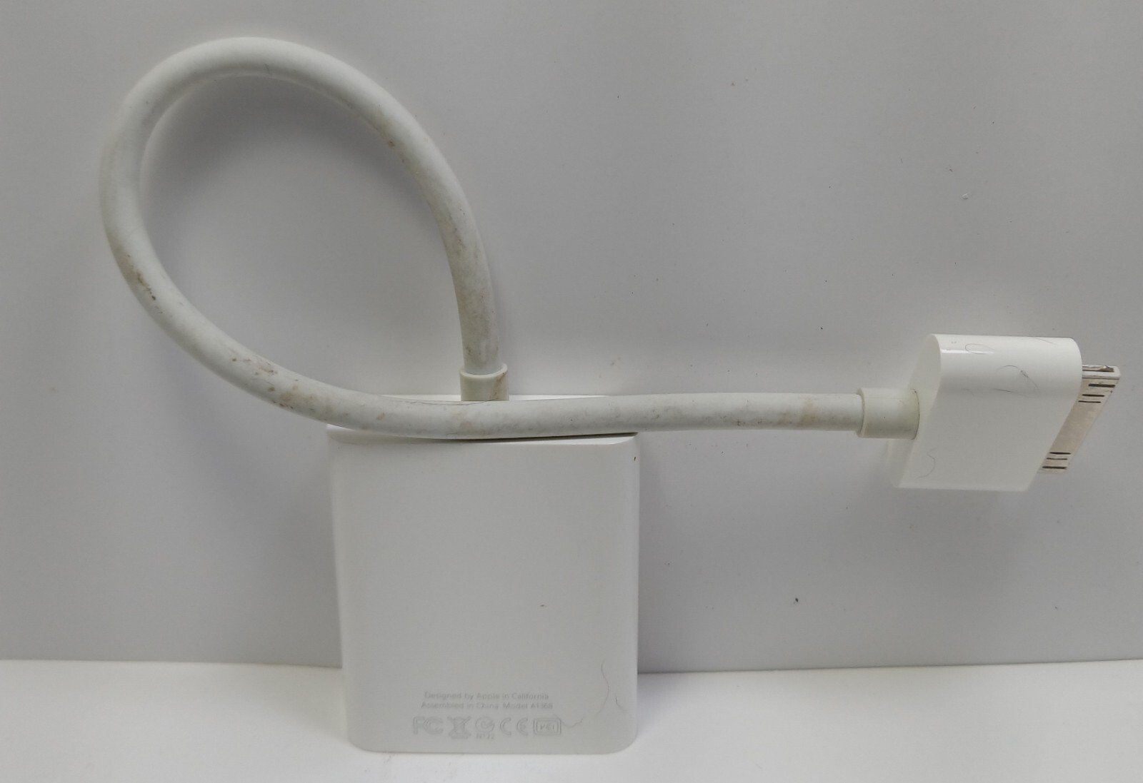 Apple Genuine A1368 VGA Adapter for iPad, iPhone, iPod Touch