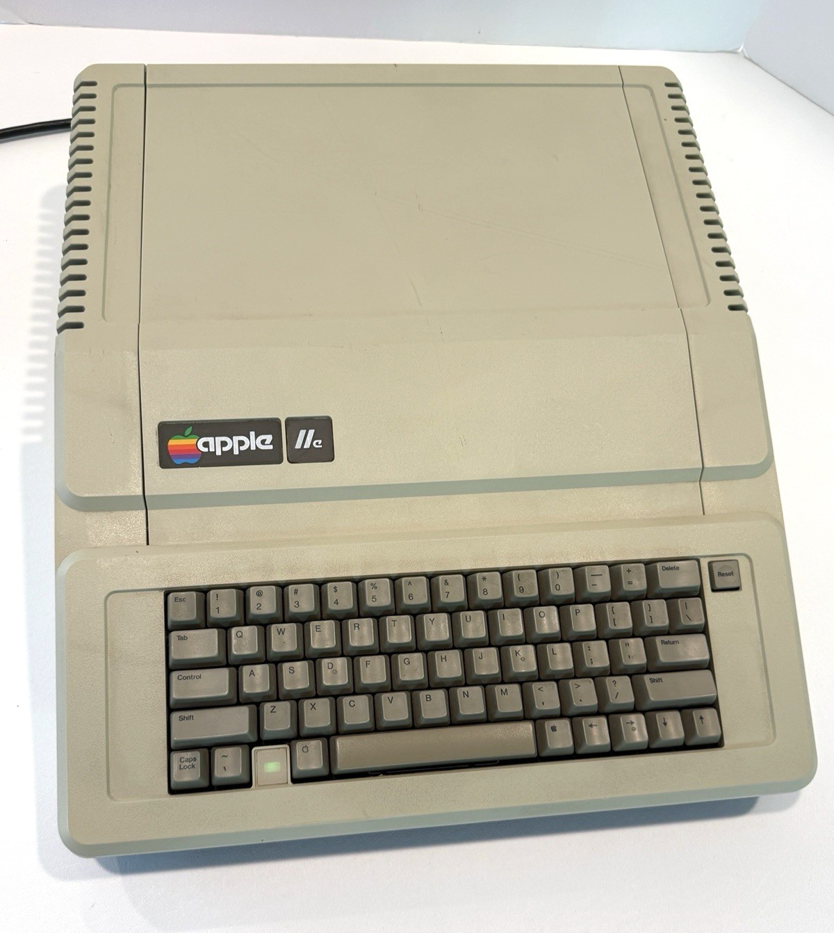 Apple IIe Vintage Computer A2S2064  Powers On - Untested - For Parts/Repair