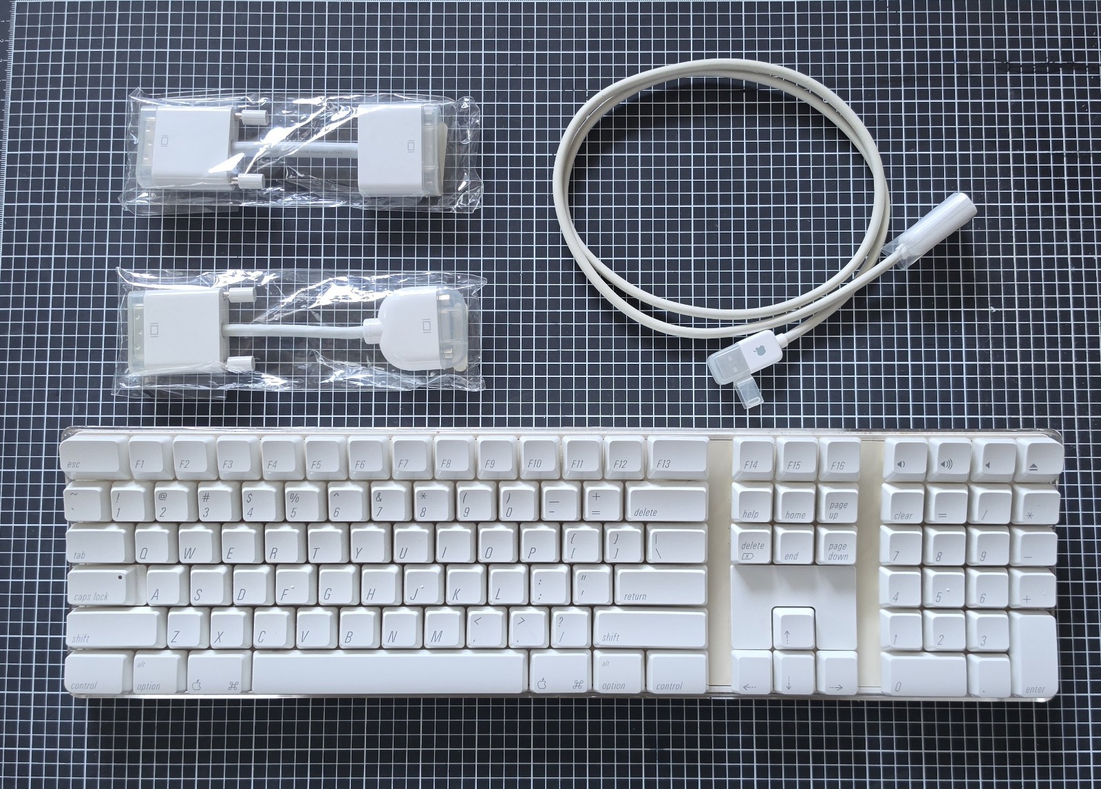 Apple A1016 Wireless Bluetooth Keyboard M9270LL/A – White - Open Box