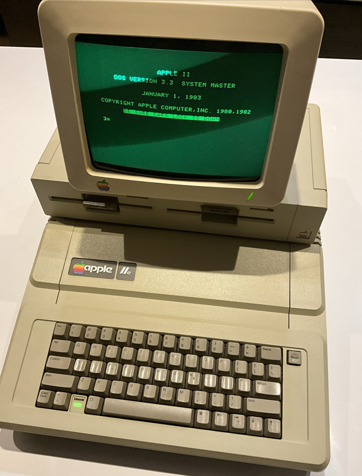 Working Apple IIe Computer A252064 & Floppy Drives Duo Disk Tested Read & Write