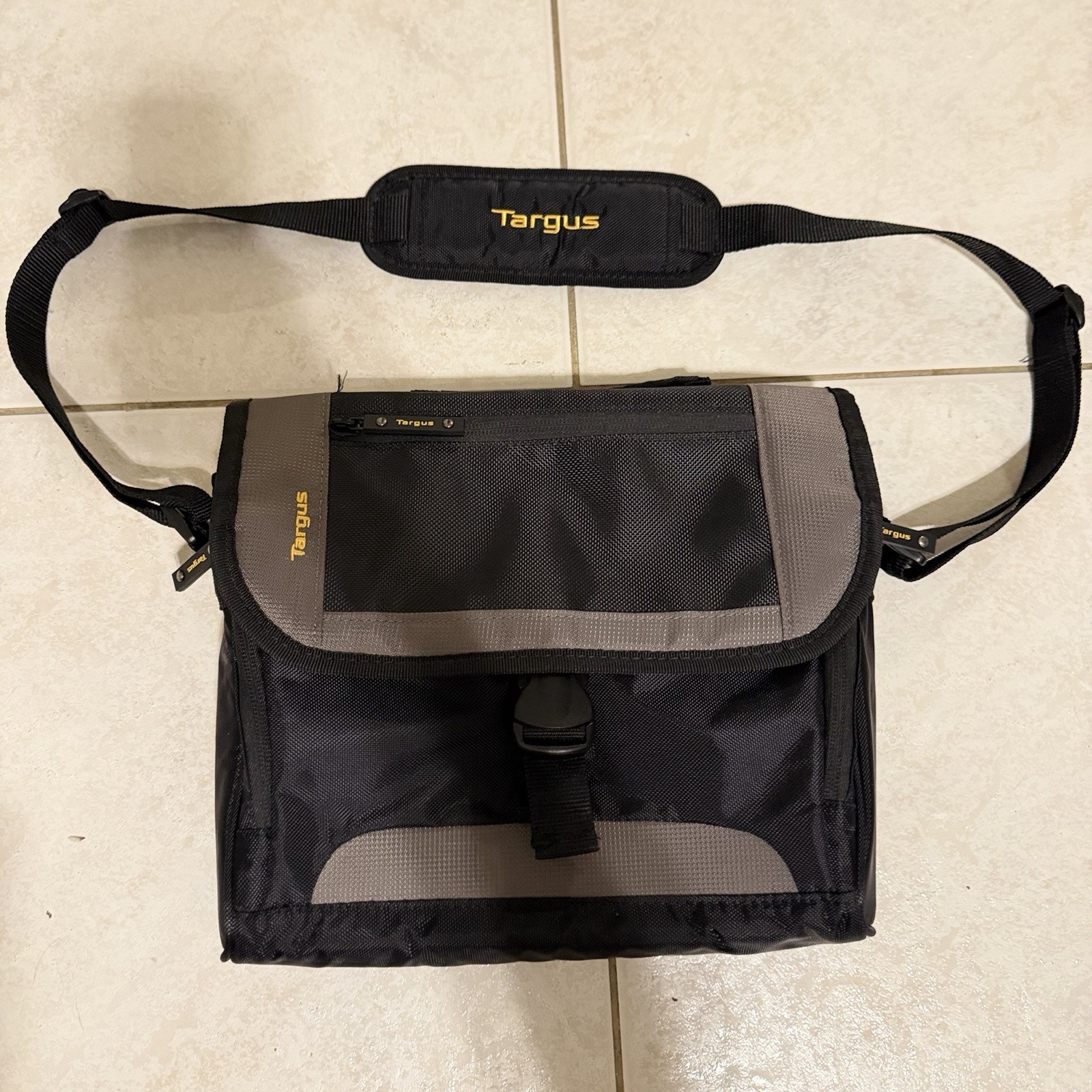 Targus CityGear Mini Messenger iPad Tablet Bag Soft Case 12”x 9” TSM148-50