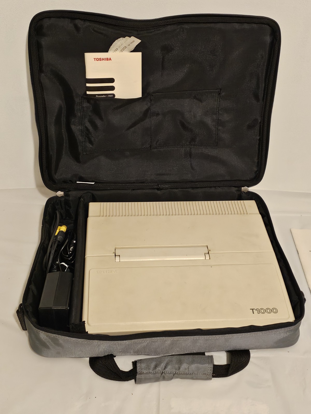 Vintage Toshiba T1000 Laptop Computer w/ Carry Case & Accessories – Untested