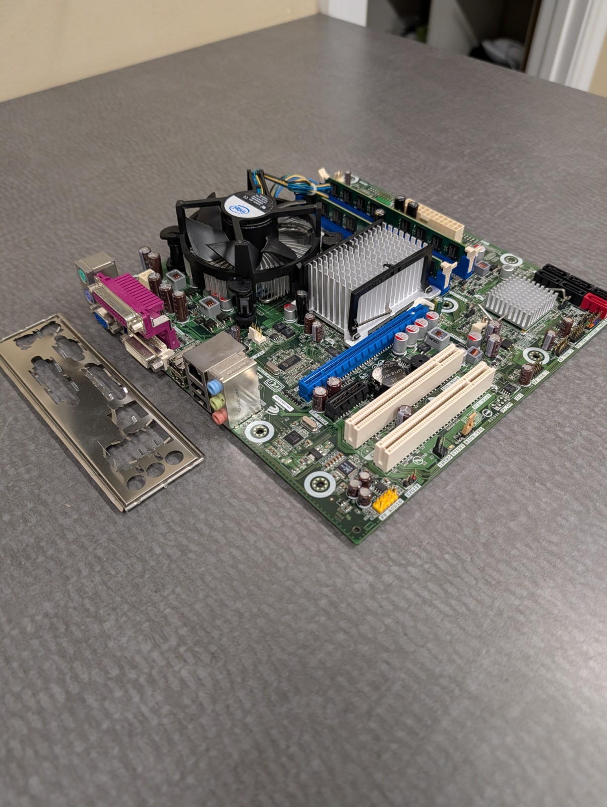** Intel DB43LD Motherboard w/ Pentium Dual Core E6600, 4GB RAM
