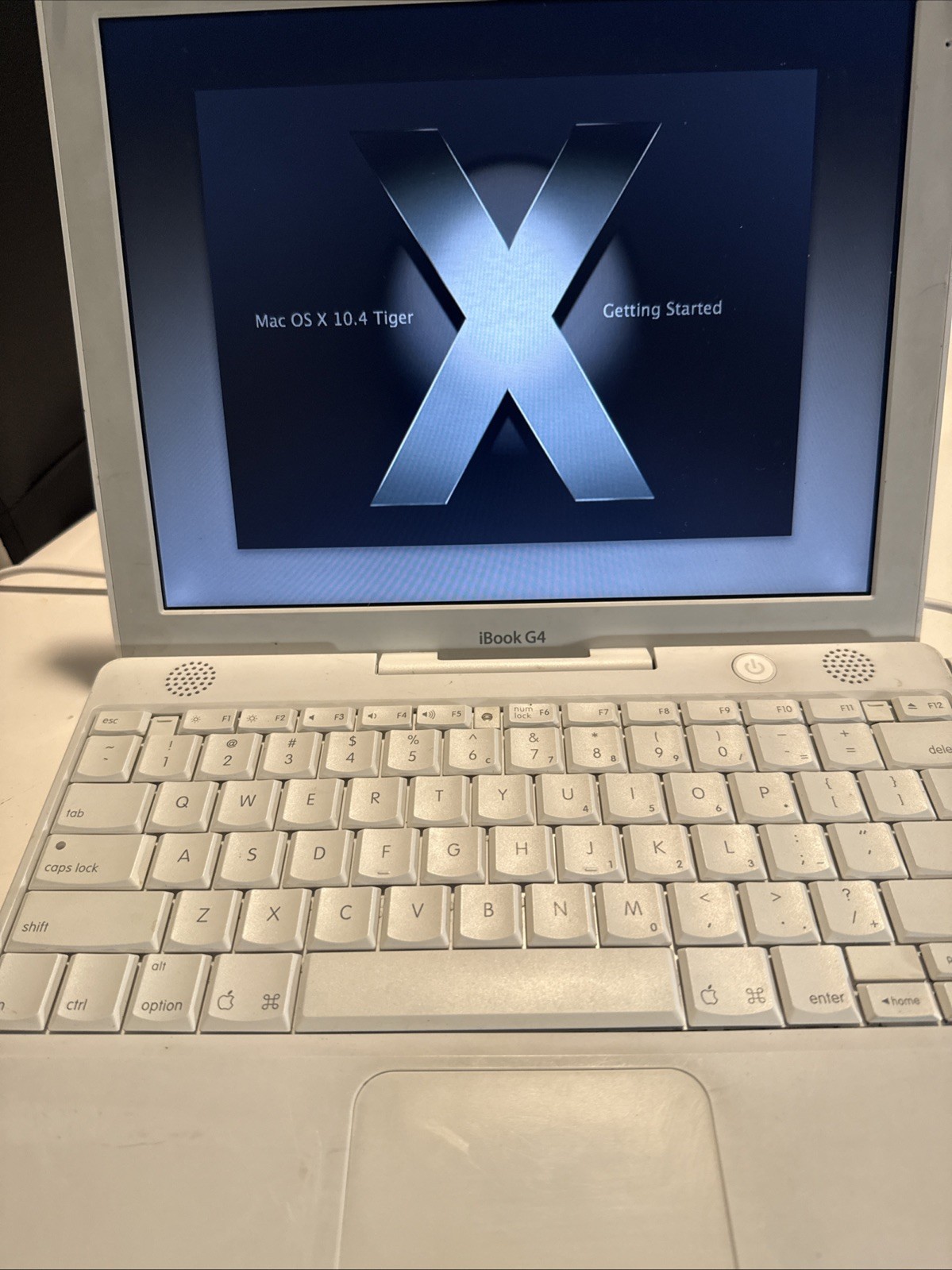 Apple iBook G4 Laptop A1054 Mac OS 10.4 Tiger 12.1” HEUA20973 Working (No Cord)