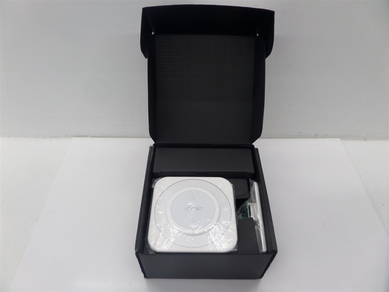iPort Launch WallStation Wireless iPad Charging Dock 70142 - White