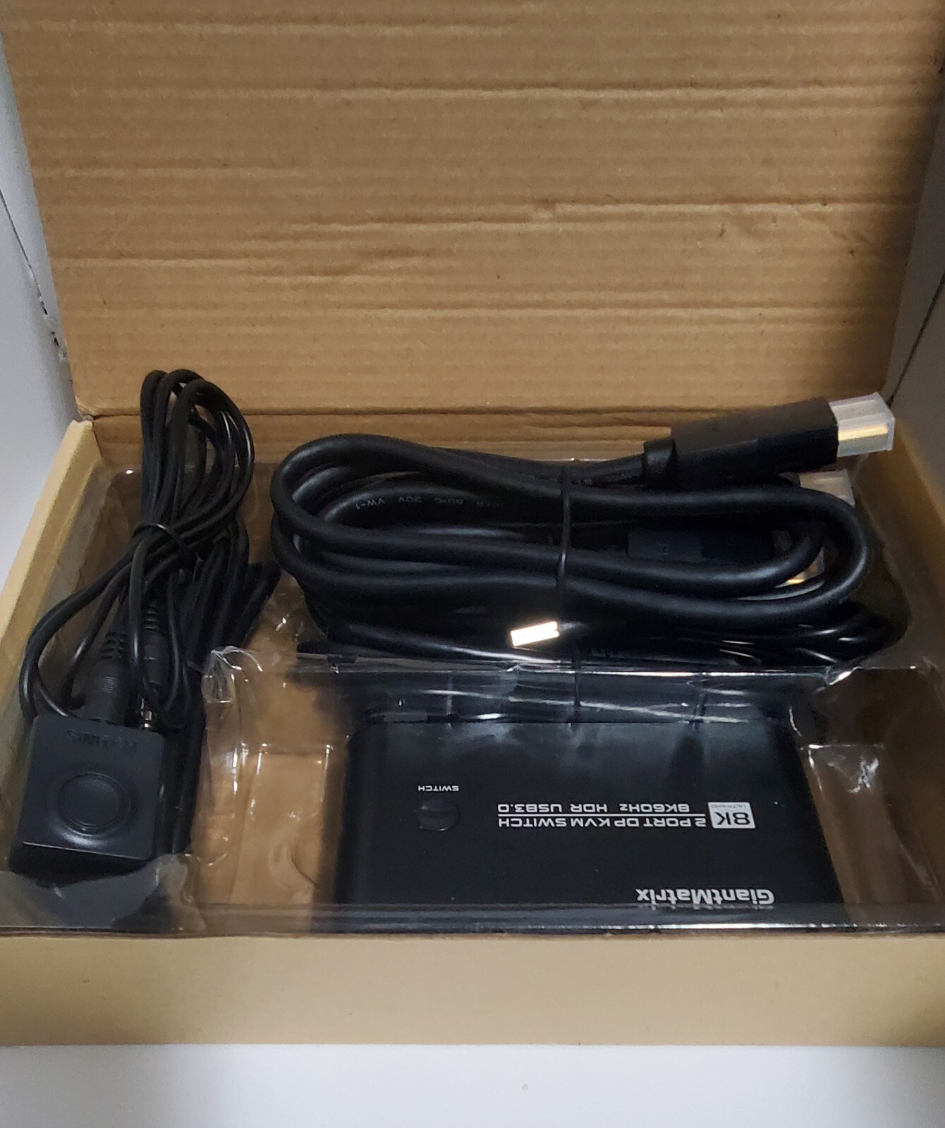 GiantMatrix USB 3.0 DisplayPort KVM Switch 2 Port DP 1.4 8K & USB 3.0 4 Port HUB