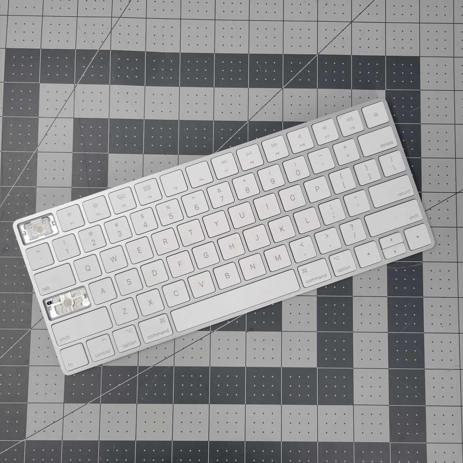 READ Apple A1644 Magic Keyboard Wireless Rechargeable White Silver Tested Works
